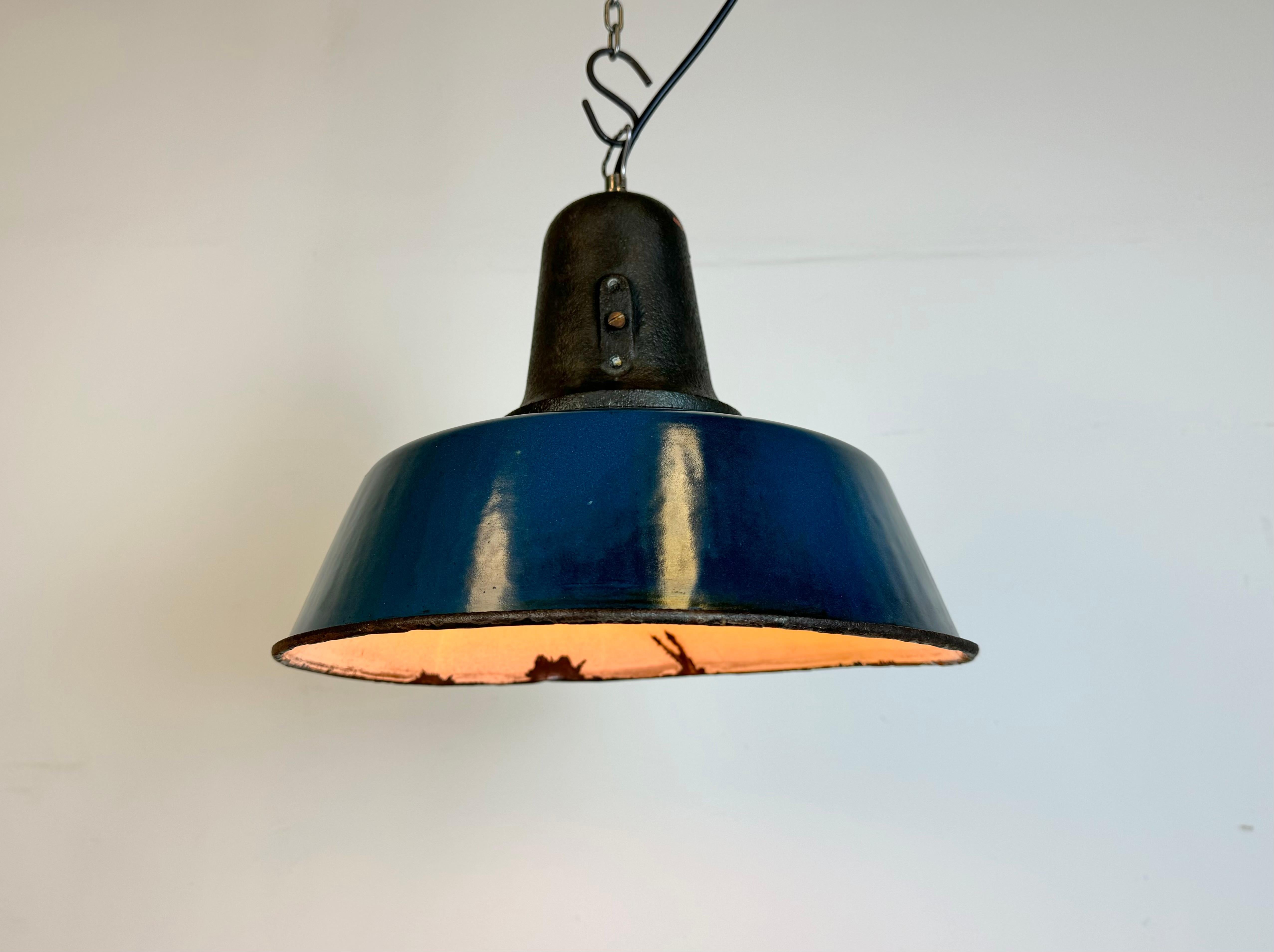 Lampe d'usine industrielle en émail bleu avec plateau en fonte, années 1960 en vente 2