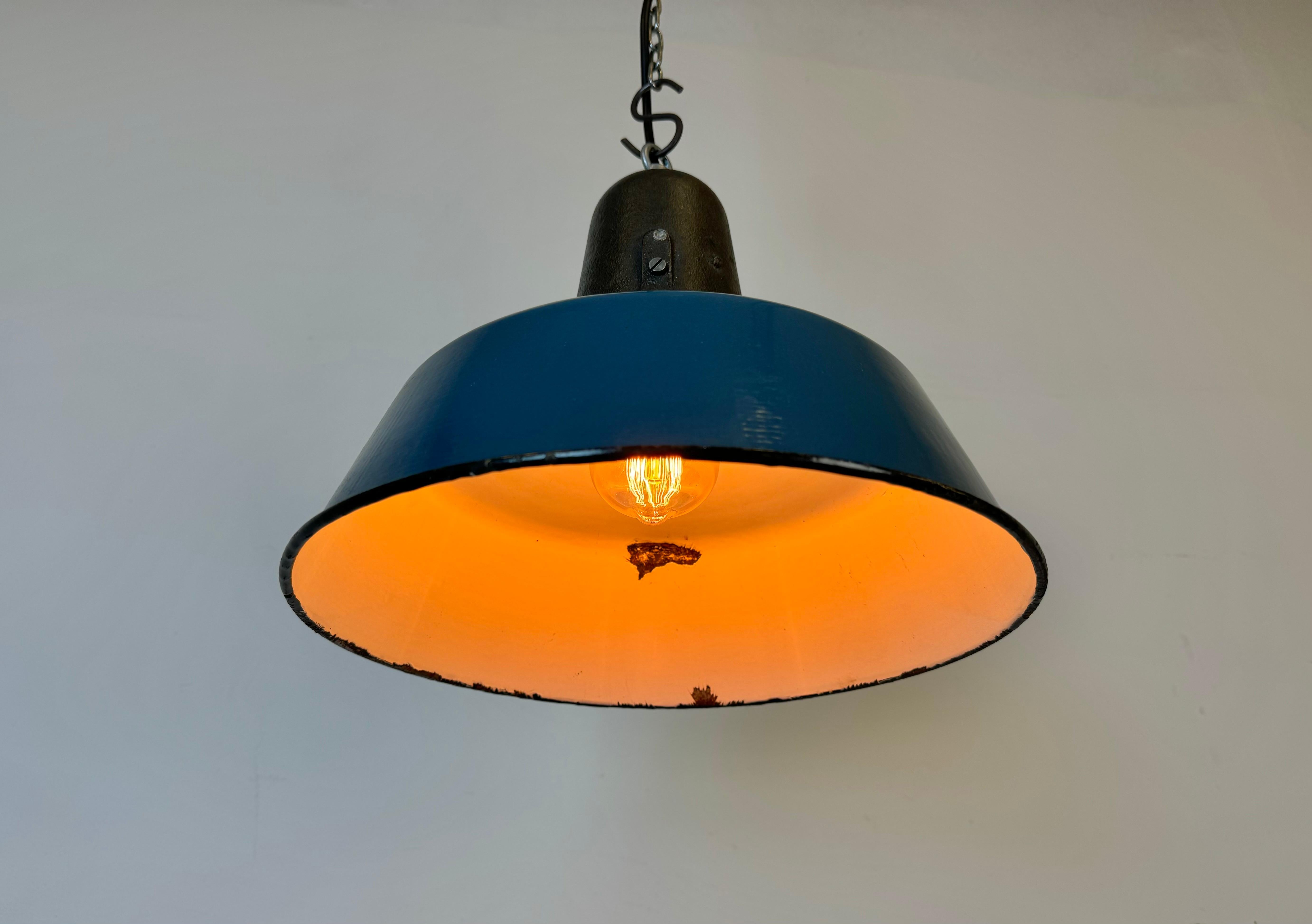 Industrielle blaue Emaille-Fabrik-Lampe mit Gusseisenplatte, 1960er Jahre im Angebot 5