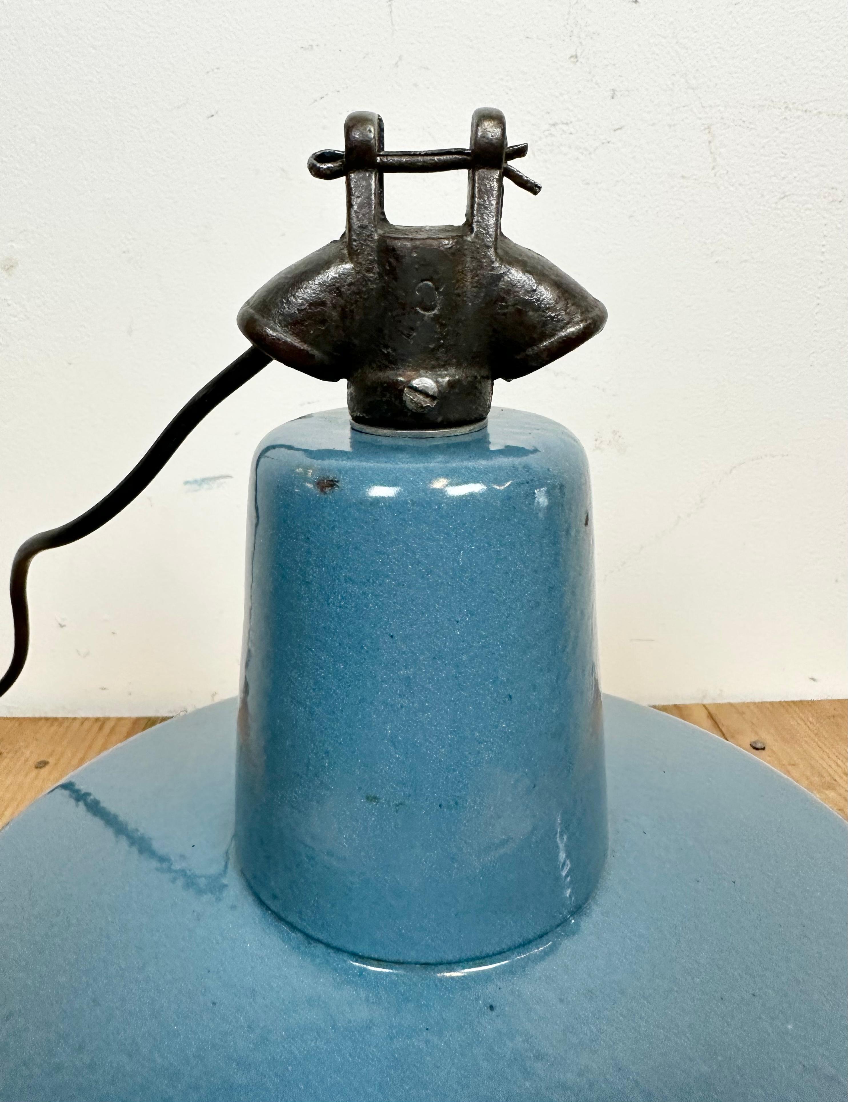 Lampe d'usine industrielle en émail bleu avec plateau en fonte, années 1960 en vente 4