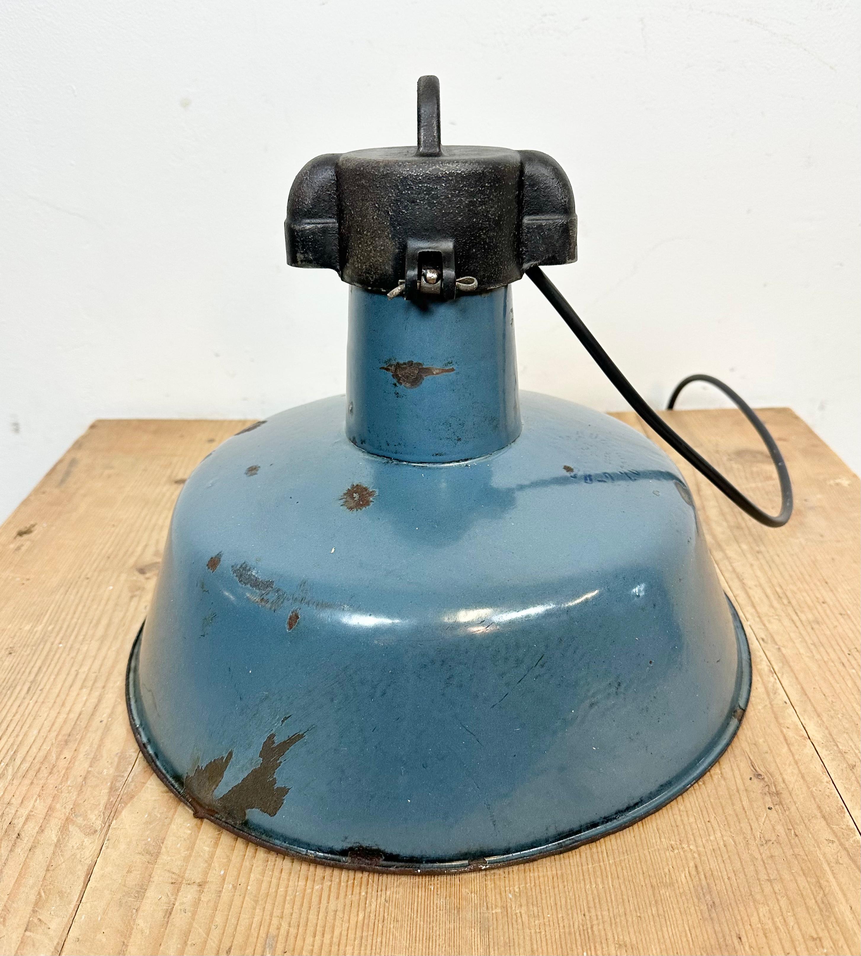Lampe d'usine industrielle en émail bleu avec plateau en fonte, années 1960 en vente 4