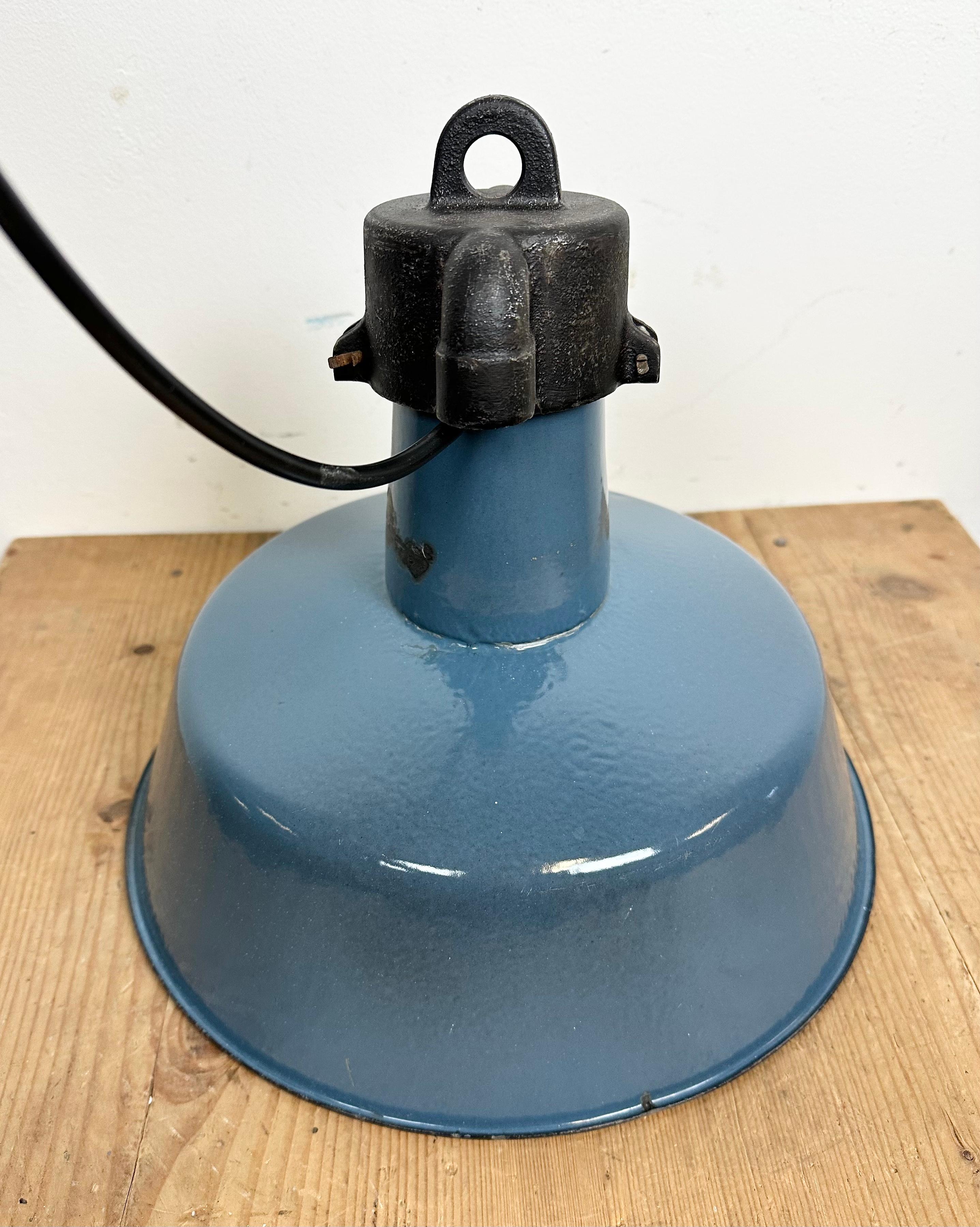 Industrielle blaue Emaille-Fabrik-Lampe mit Gusseisenplatte, 1960er Jahre im Angebot 6