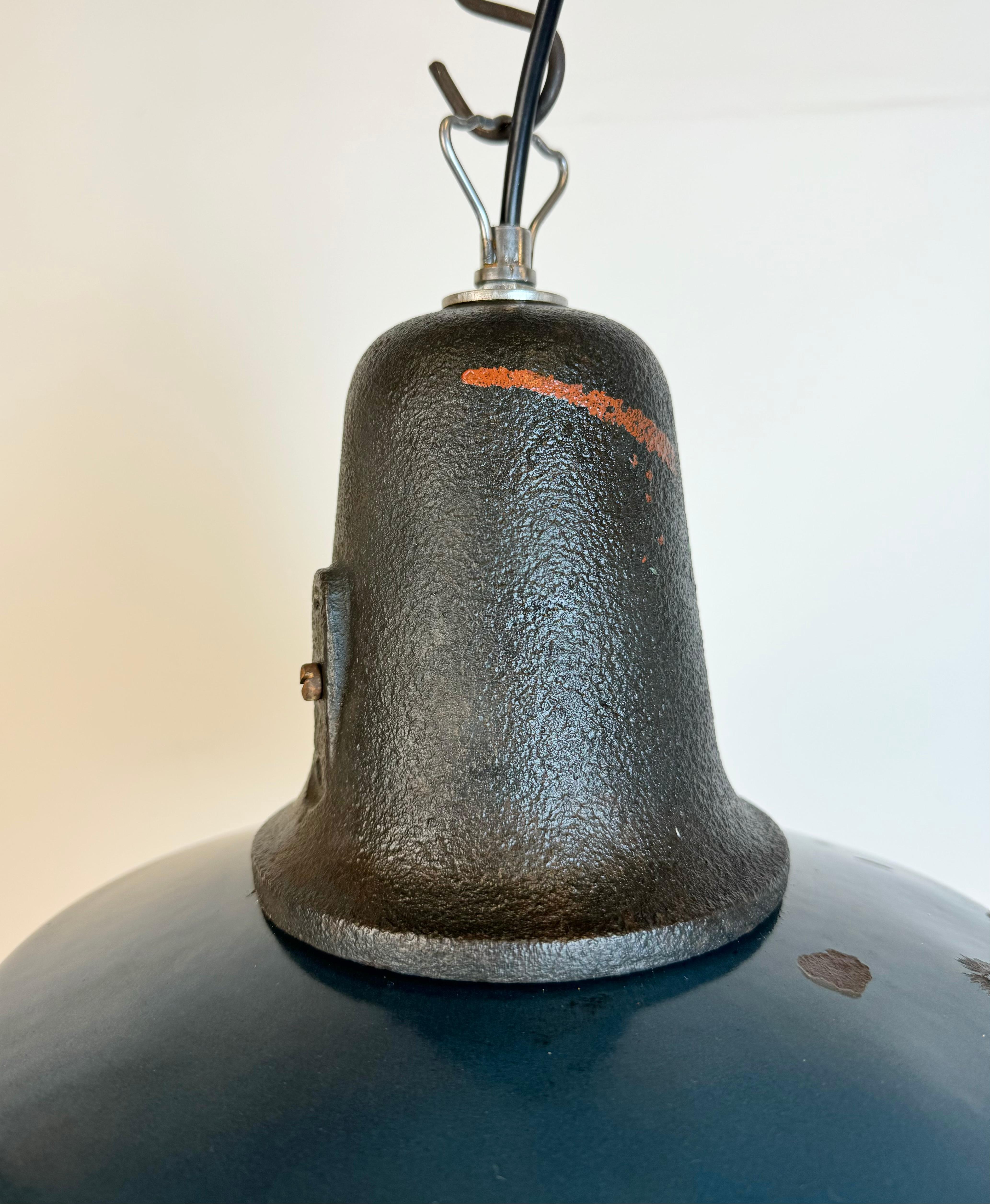 Lampe d'usine industrielle en émail bleu avec plateau en fonte, années 1960 en vente 4