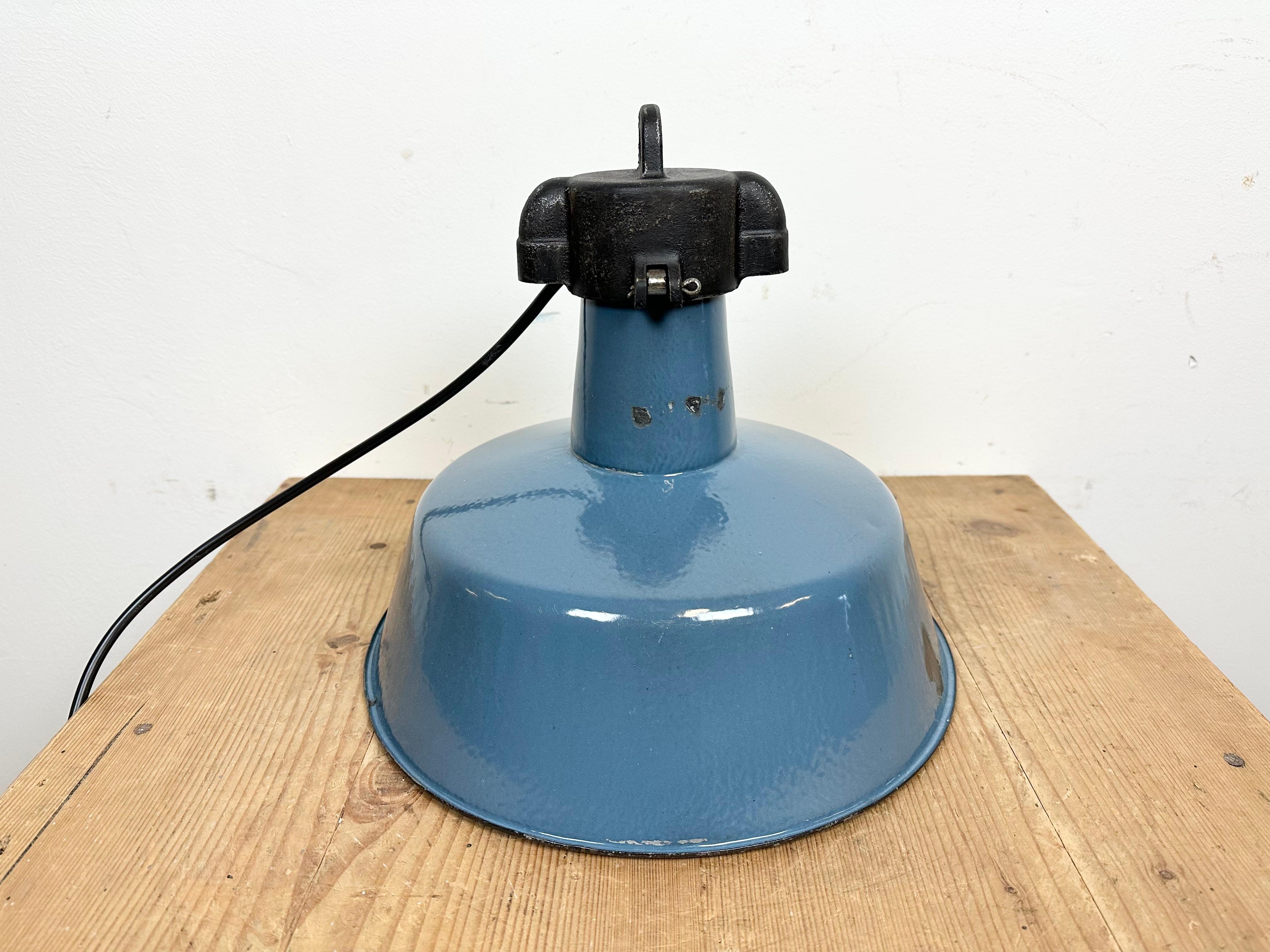 Industrielle blaue Emaille-Fabrik-Lampe mit Gusseisenplatte, 1960er Jahre im Angebot 7
