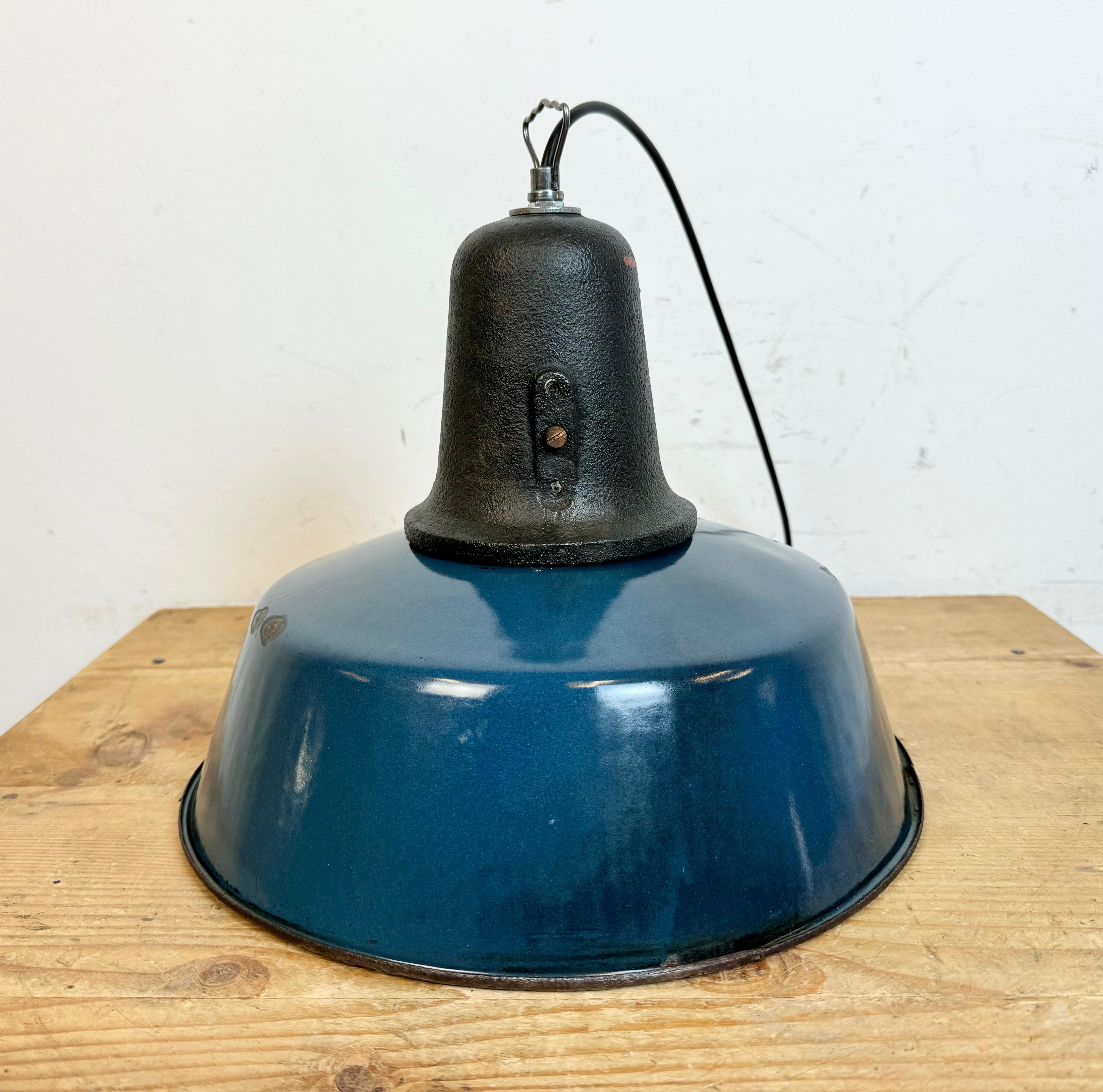 Lampe d'usine industrielle en émail bleu avec plateau en fonte, années 1960 en vente 5