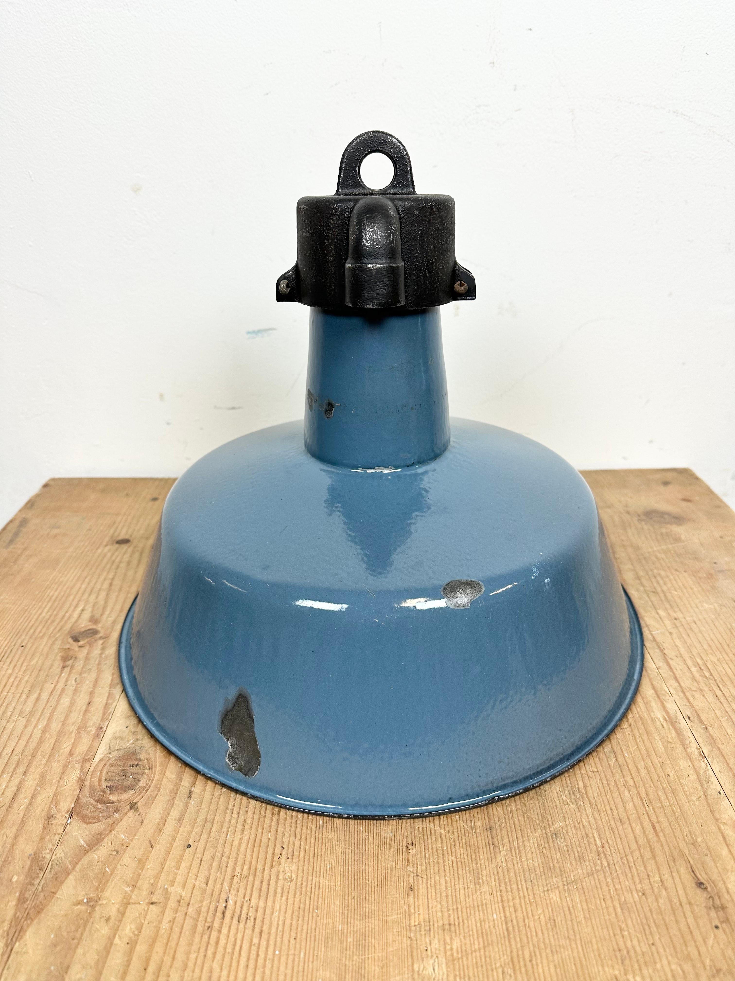 Industrielle blaue Emaille-Fabrik-Lampe mit Gusseisenplatte, 1960er Jahre im Angebot 8