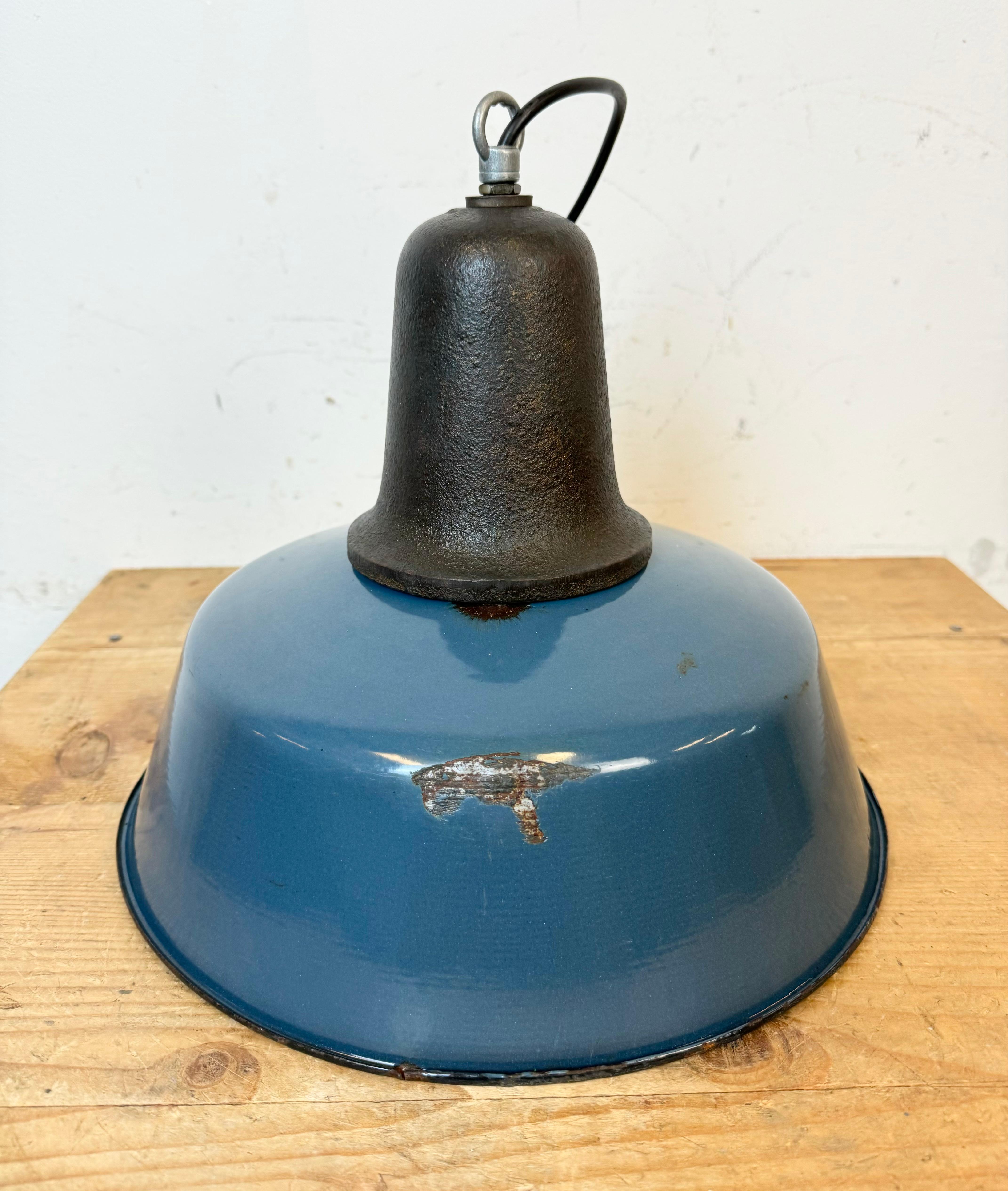 Industrielle blaue Emaille-Fabrik-Lampe mit Gusseisenplatte, 1960er Jahre im Angebot 8