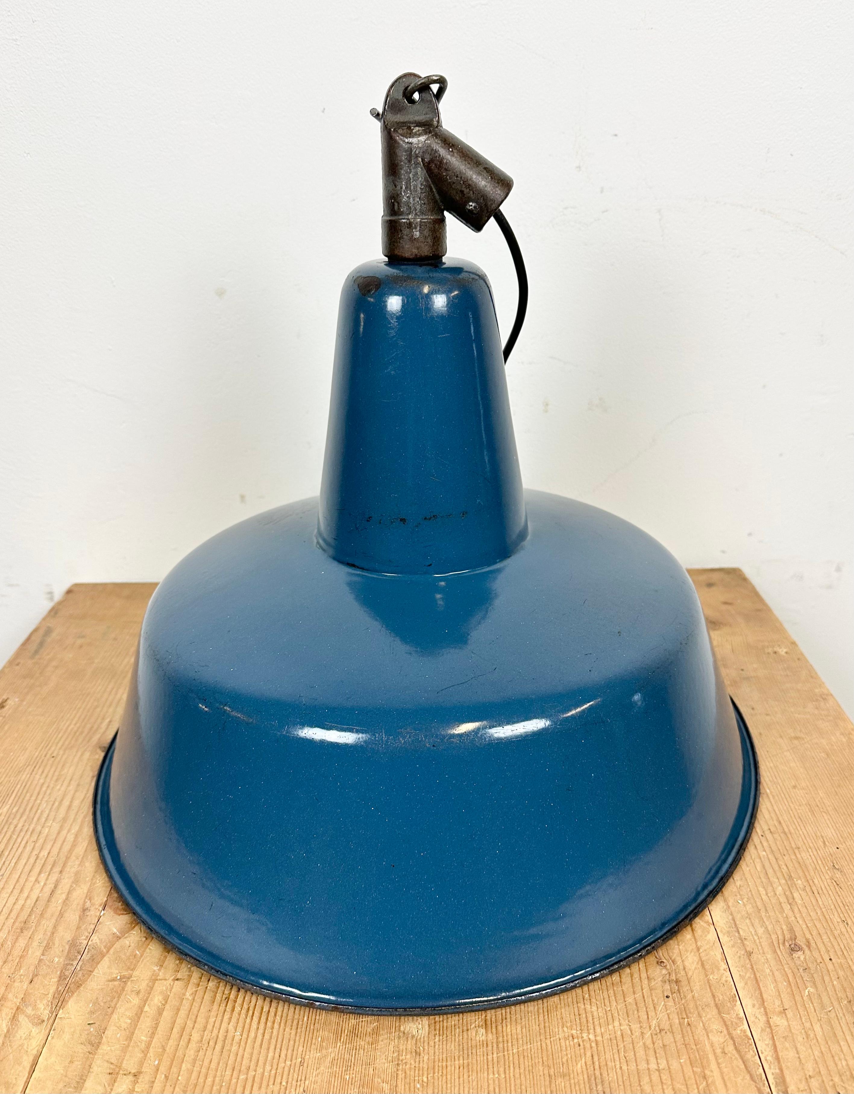 Industrielle blaue Emaille-Fabrik-Lampe mit Gusseisenplatte, 1960er Jahre im Angebot 9