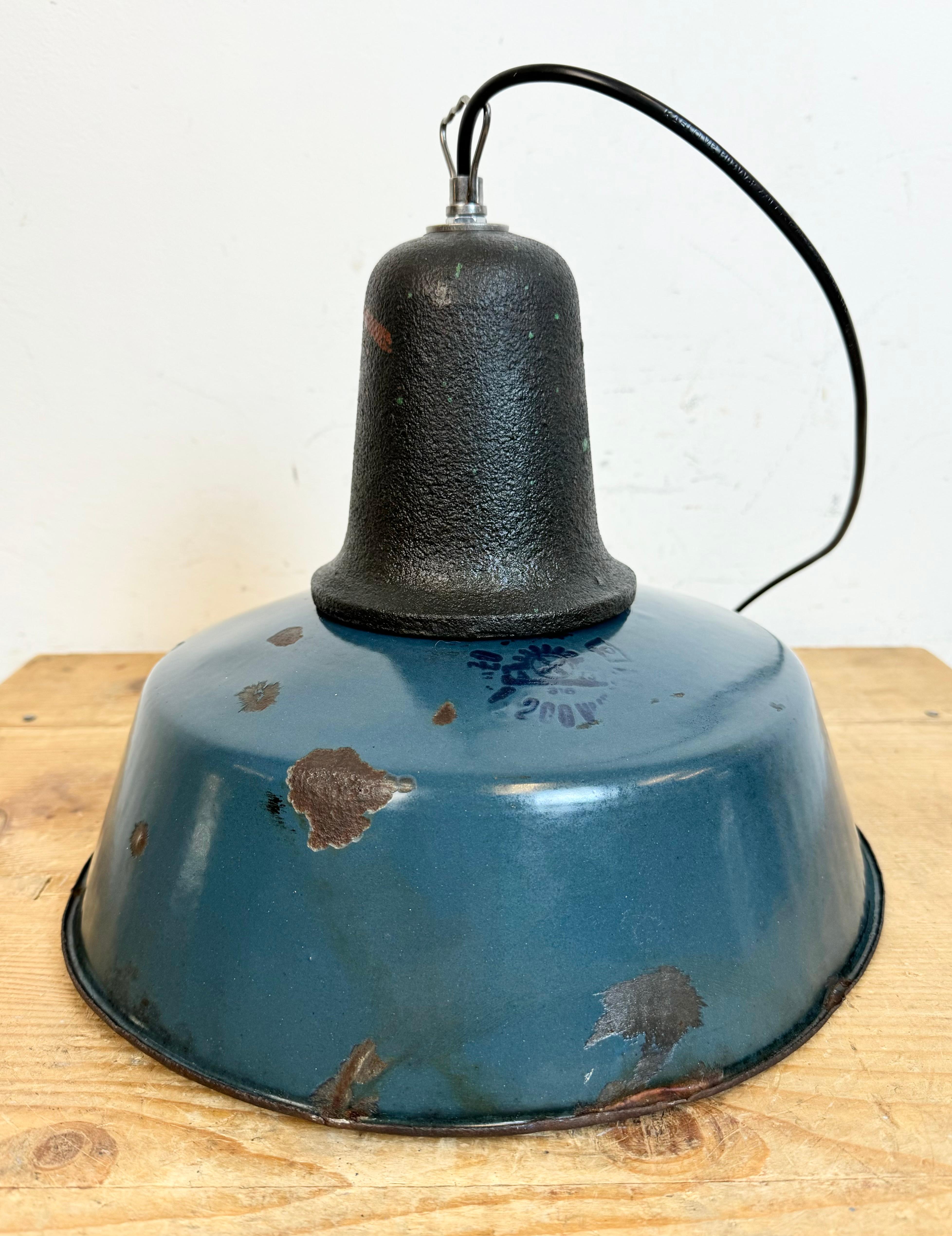 Lampe d'usine industrielle en émail bleu avec plateau en fonte, années 1960 en vente 7