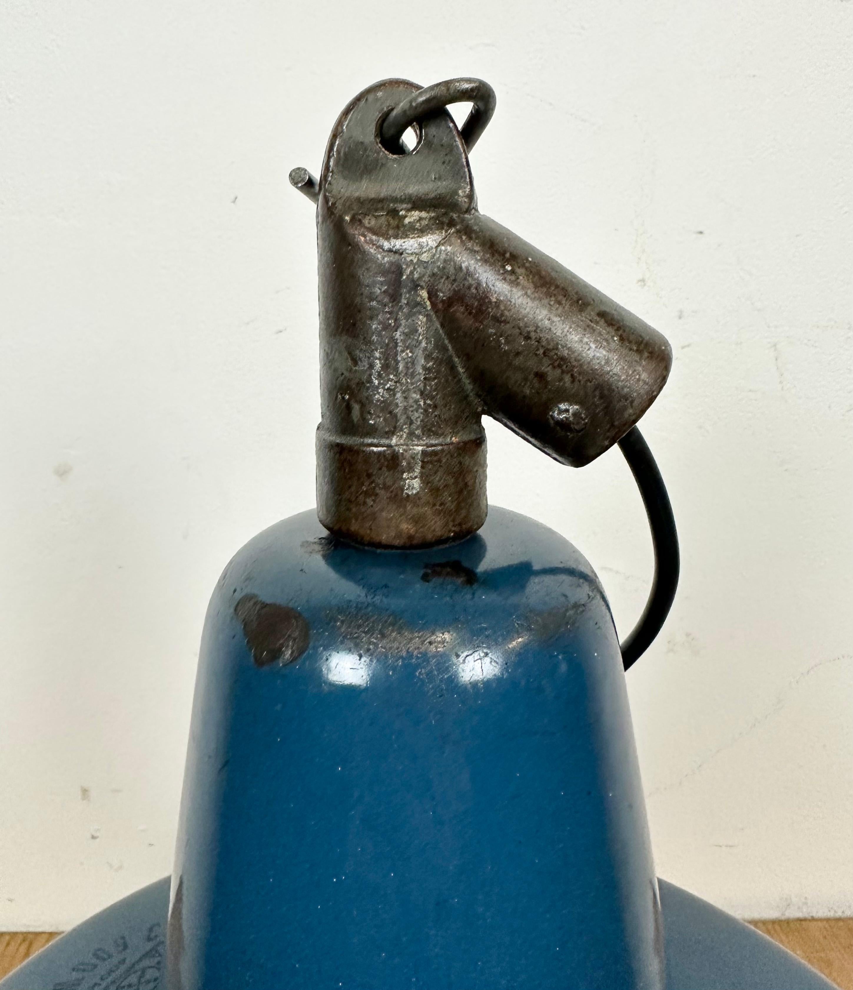 Lampe d'usine industrielle en émail bleu avec plateau en fonte, années 1960 en vente 8
