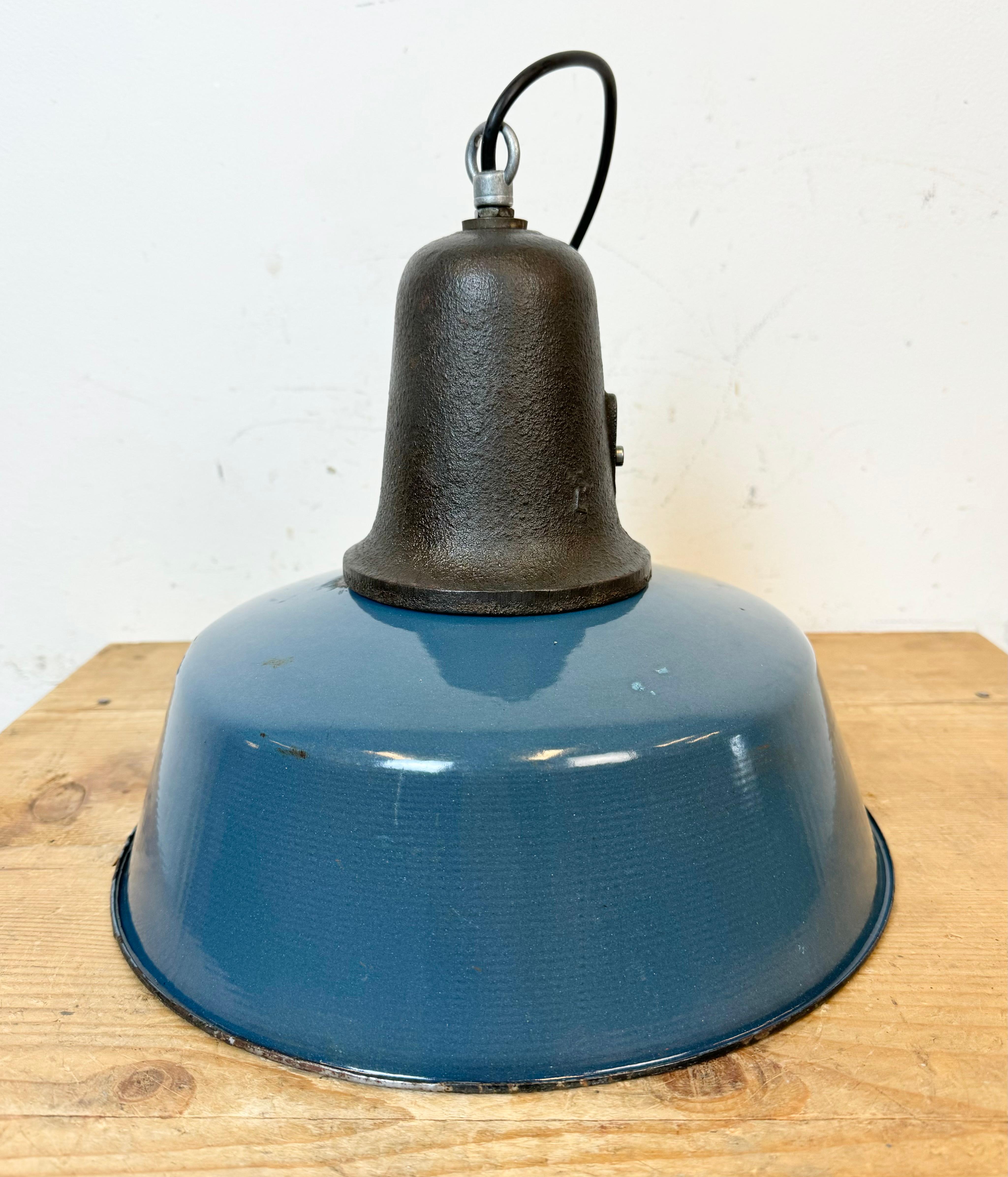 Industrielle blaue Emaille-Fabrik-Lampe mit Gusseisenplatte, 1960er Jahre im Angebot 10