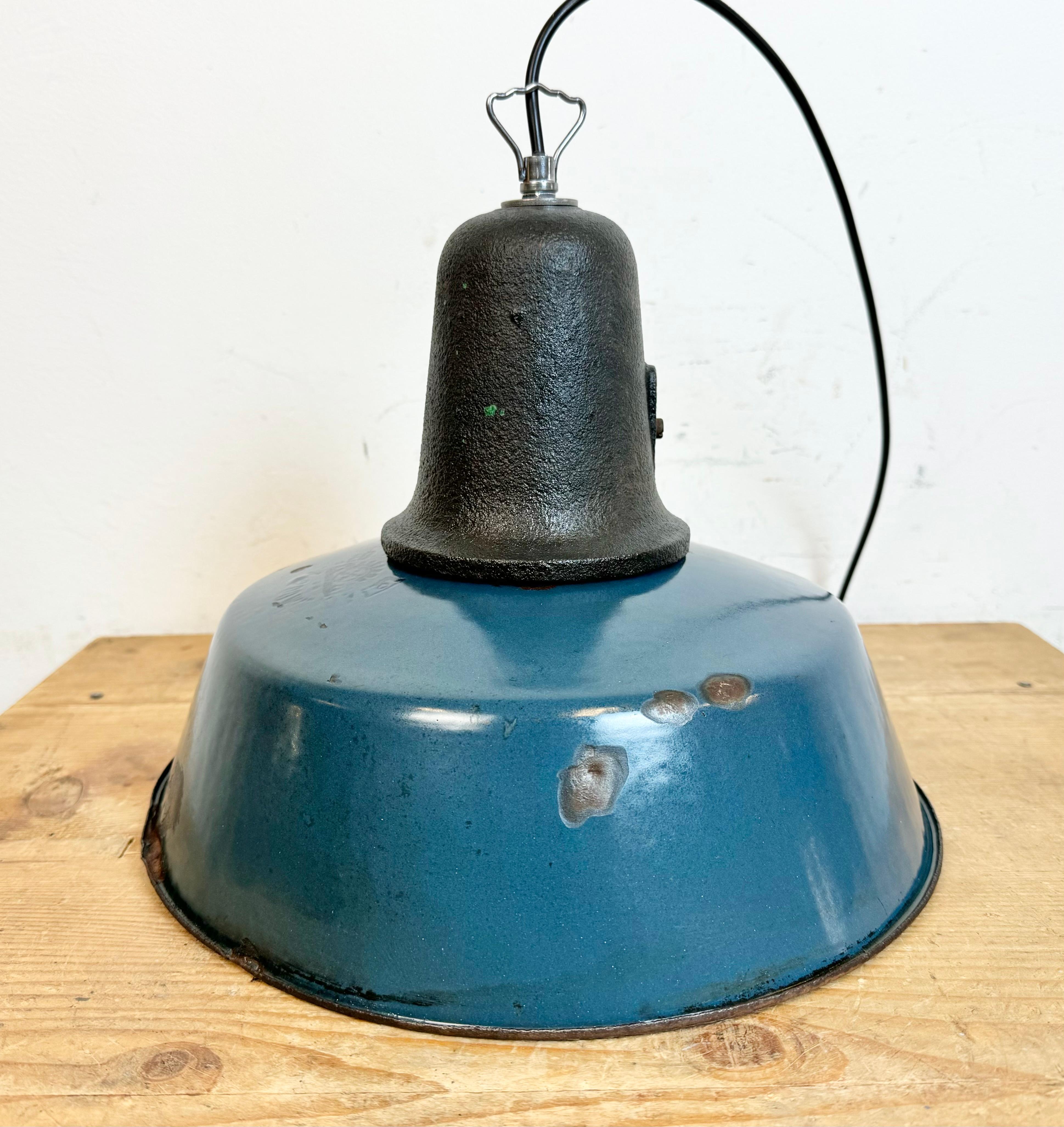 Lampada industriale da fabbrica in smalto blu con piano in ghisa, anni '60 in vendita 10