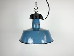 Lampe d'usine industrielle en émail bleu avec plateau en fonte, années 1960