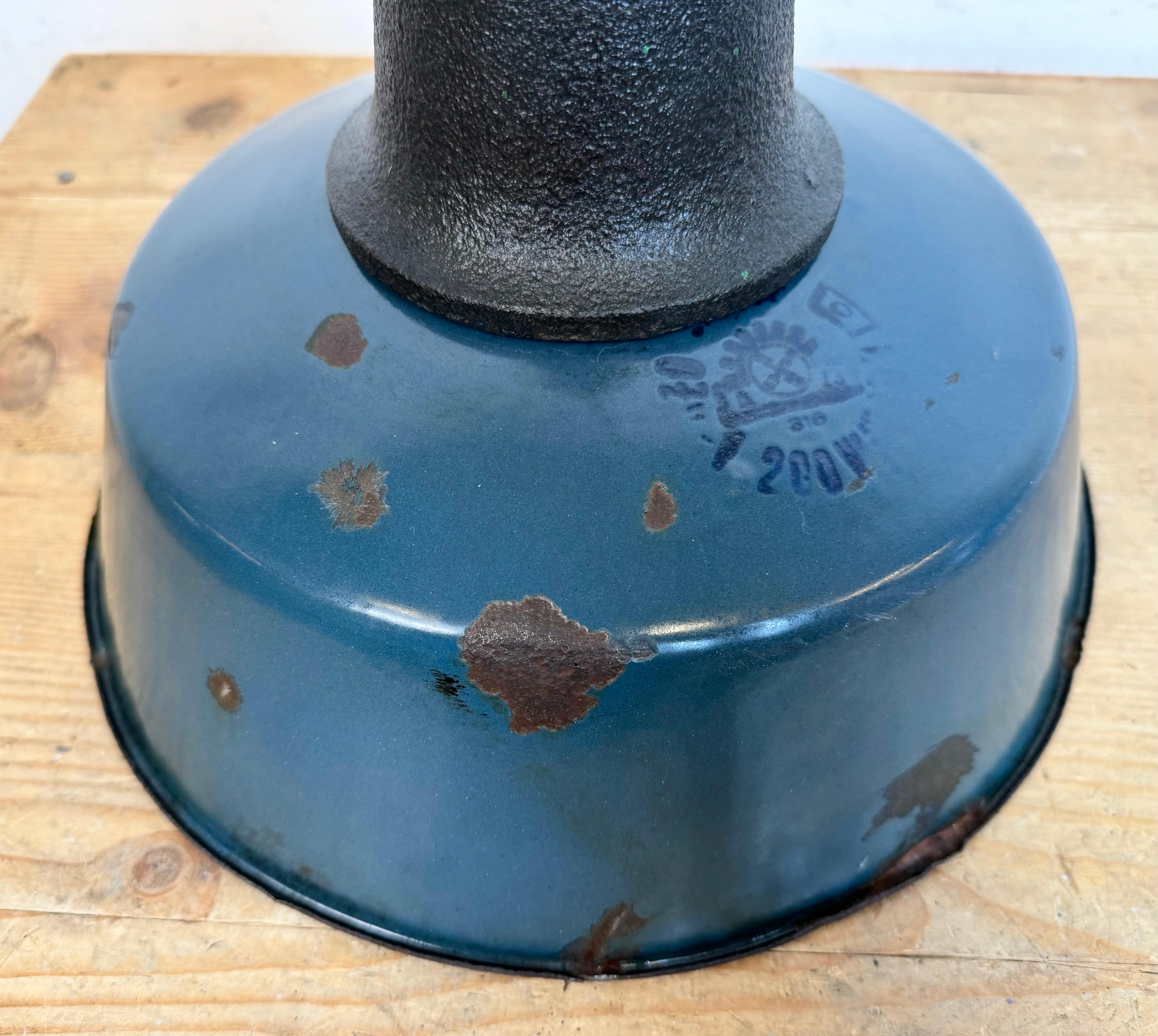 Lampe d'usine industrielle en émail bleu avec plateau en fonte, années 1960 en vente 12