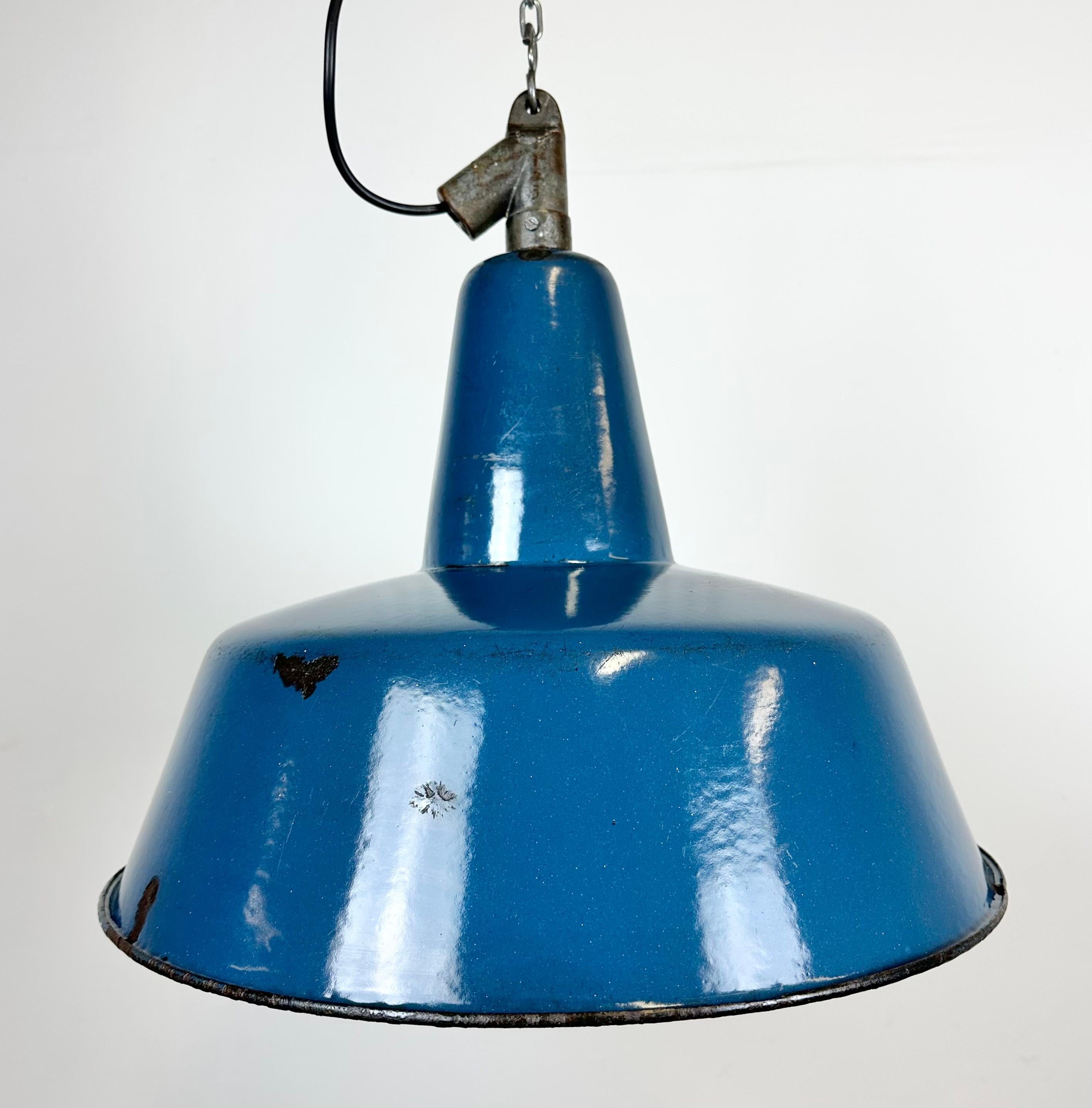 Industrielle blaue Emaille-Fabrik-Lampe mit Gusseisenplatte, 1960er Jahre (Polnisch) im Angebot