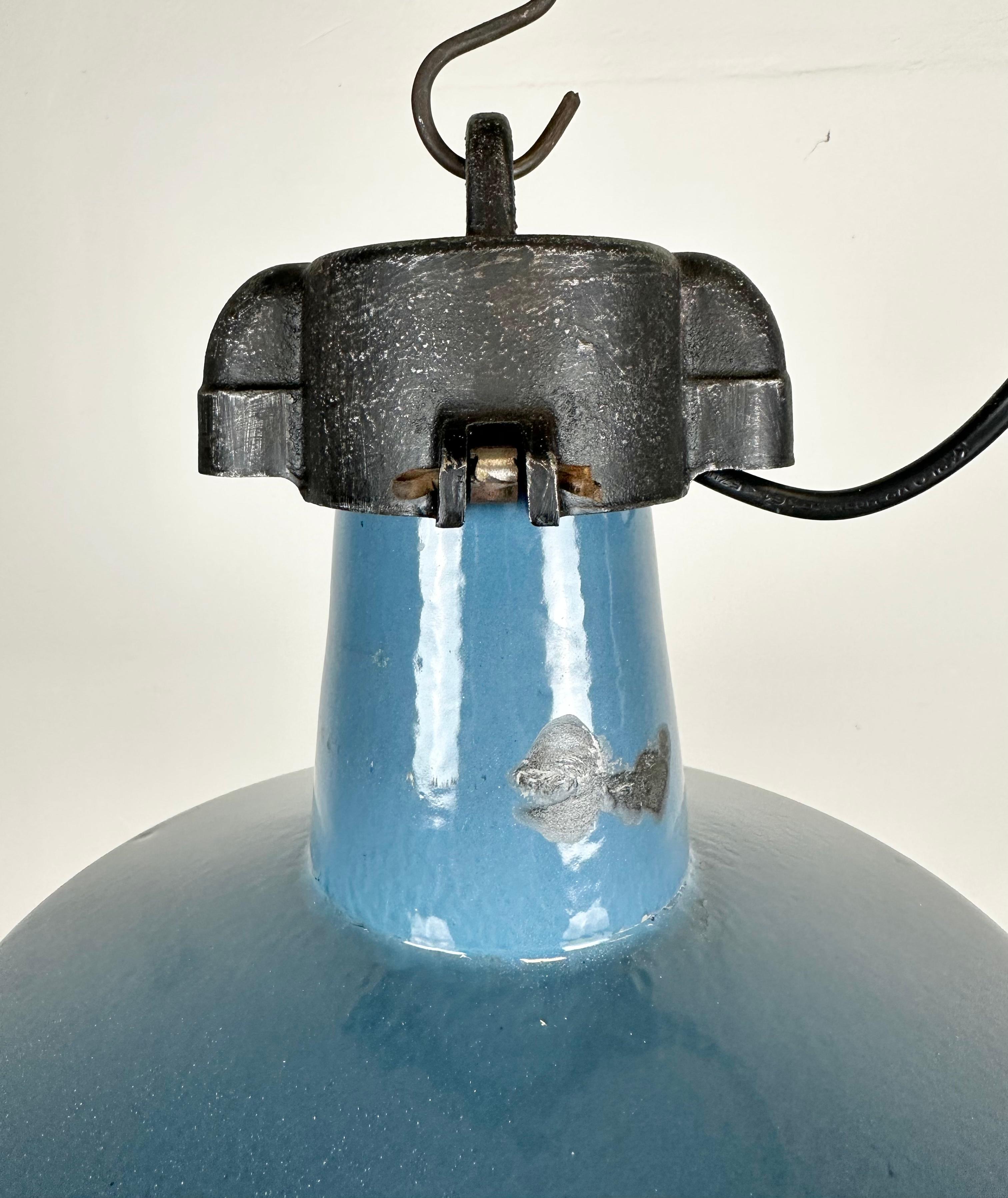 Industrielle blaue Emaille-Fabrik-Lampe mit Gusseisenplatte, 1960er Jahre (Polnisch) im Angebot
