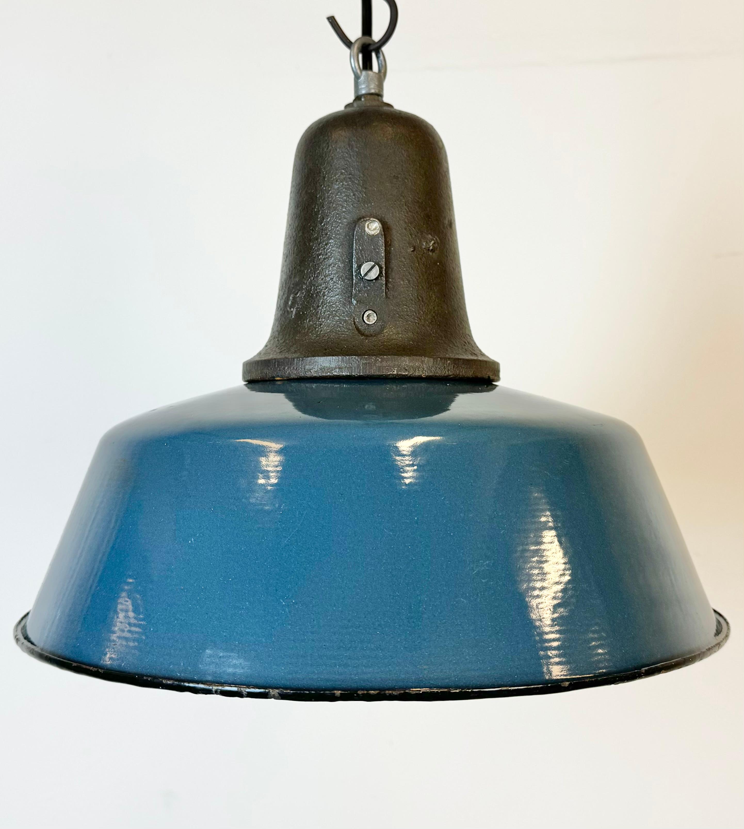 Industriel Lampe d'usine industrielle en émail bleu avec plateau en fonte, années 1960 en vente