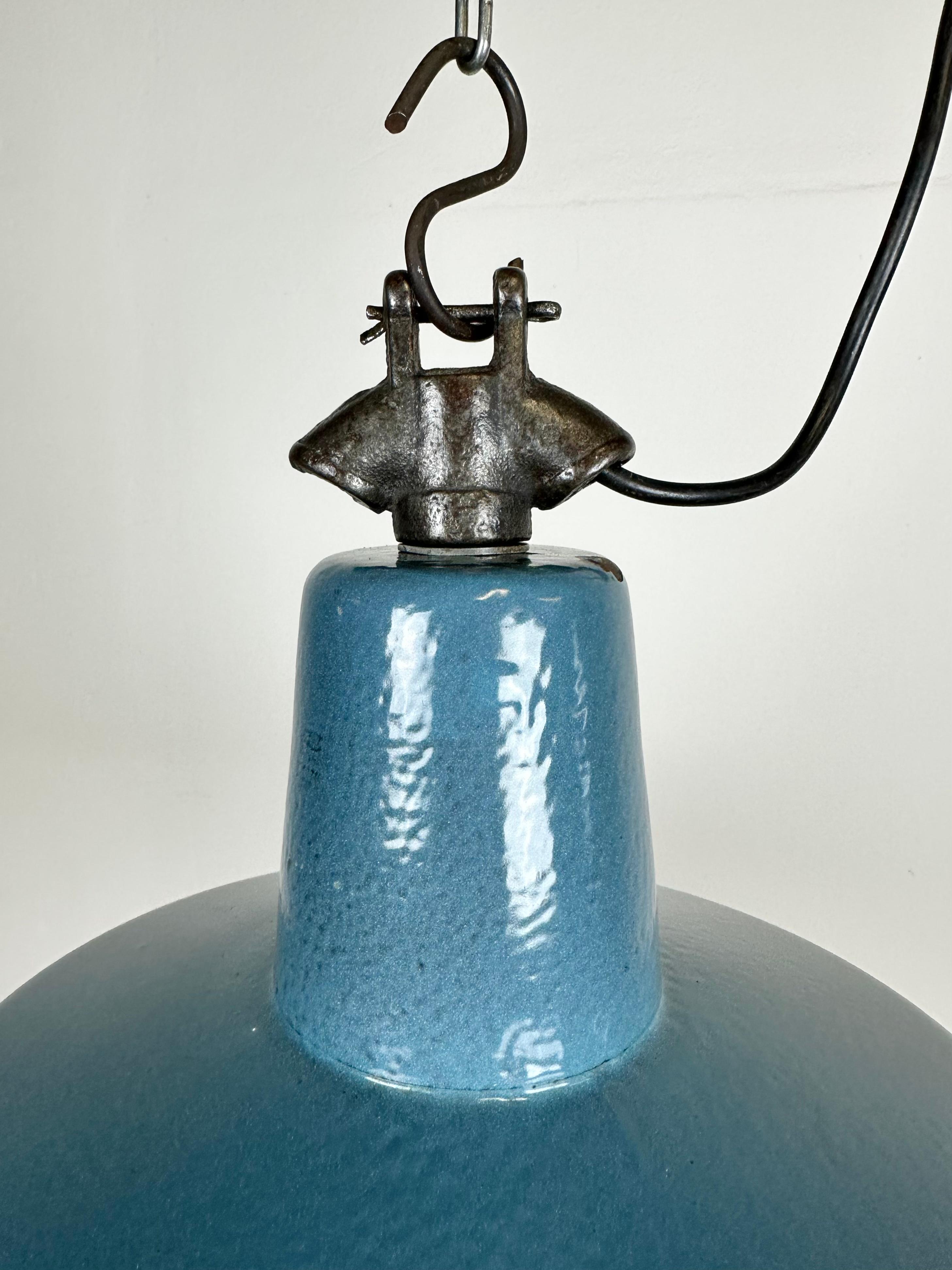 Polonais Lampe d'usine industrielle en émail bleu avec plateau en fonte, années 1960 en vente