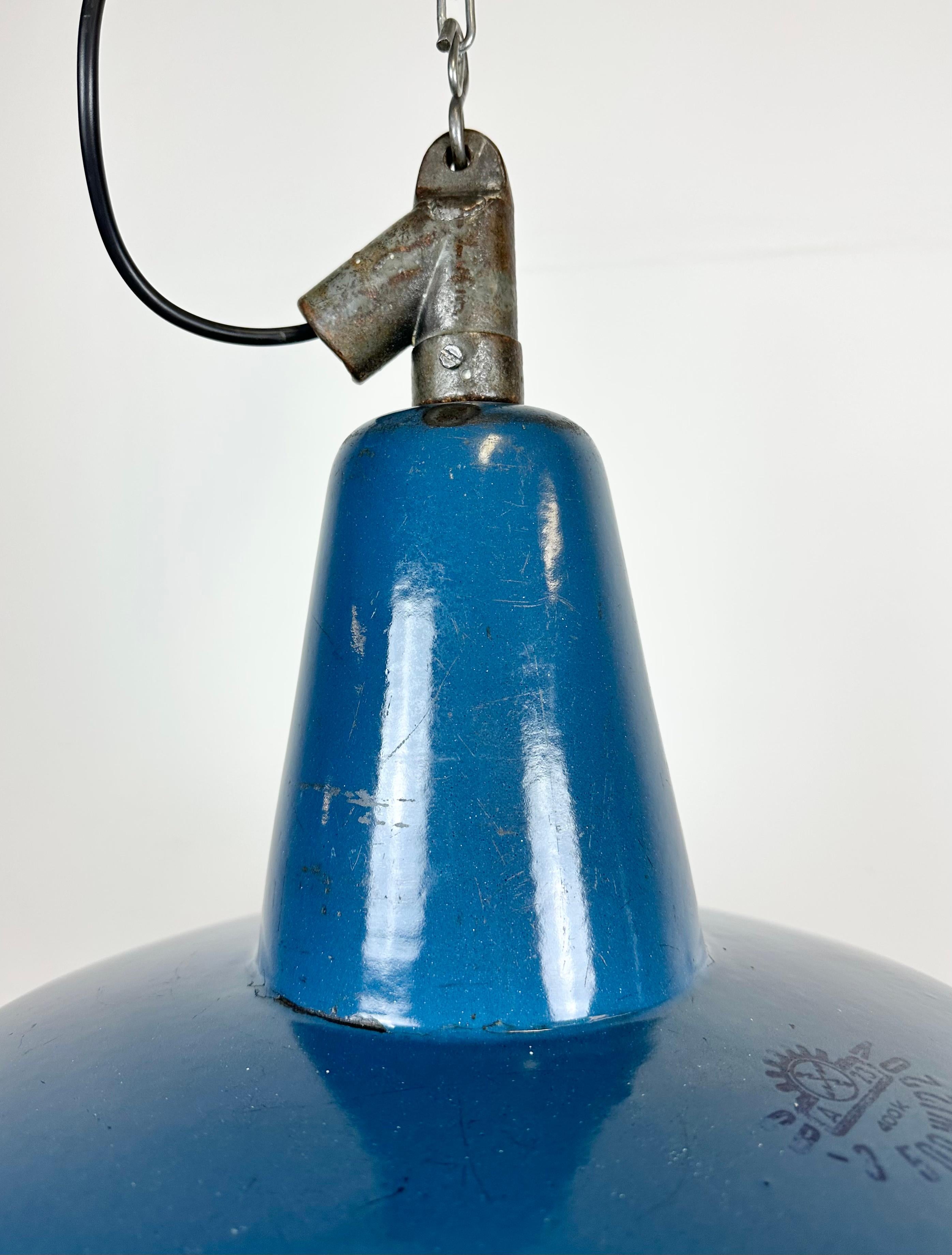 Polonais Lampe d'usine industrielle en émail bleu avec plateau en fonte, années 1960 en vente