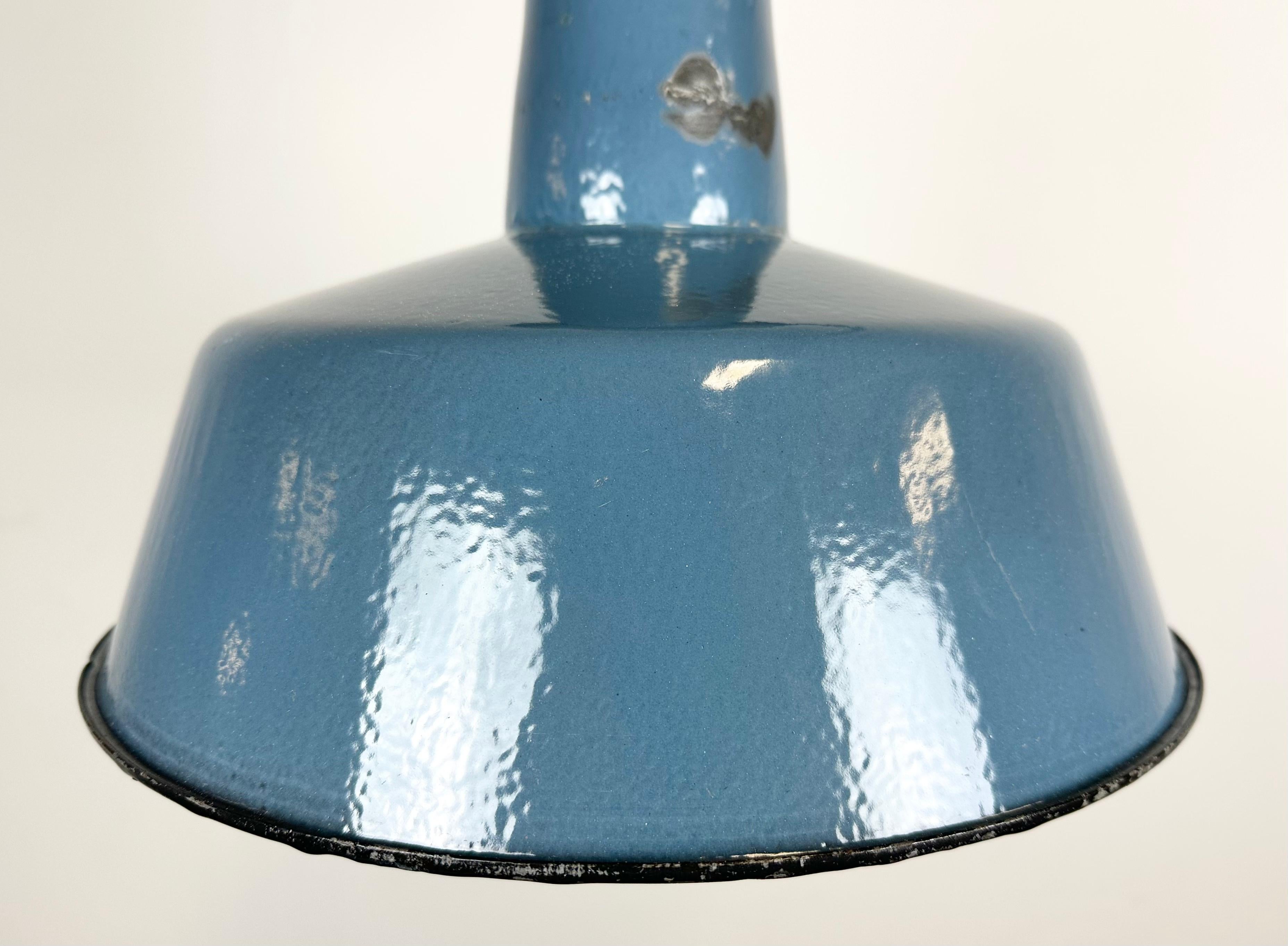 Industrielle blaue Emaille-Fabrik-Lampe mit Gusseisenplatte, 1960er Jahre (Gegossen) im Angebot