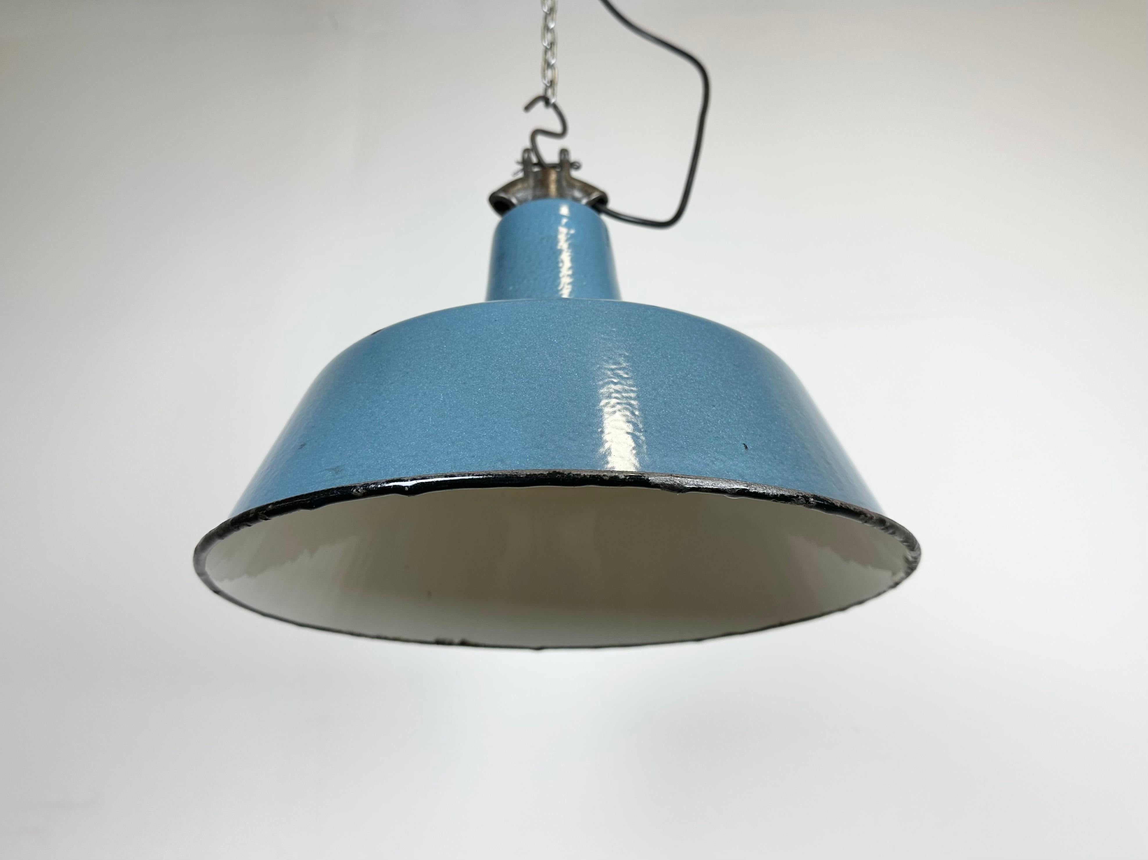 Industrielle blaue Emaille-Fabrik-Lampe mit Gusseisenplatte, 1960er Jahre im Zustand „Gut“ im Angebot in Kojetice, CZ