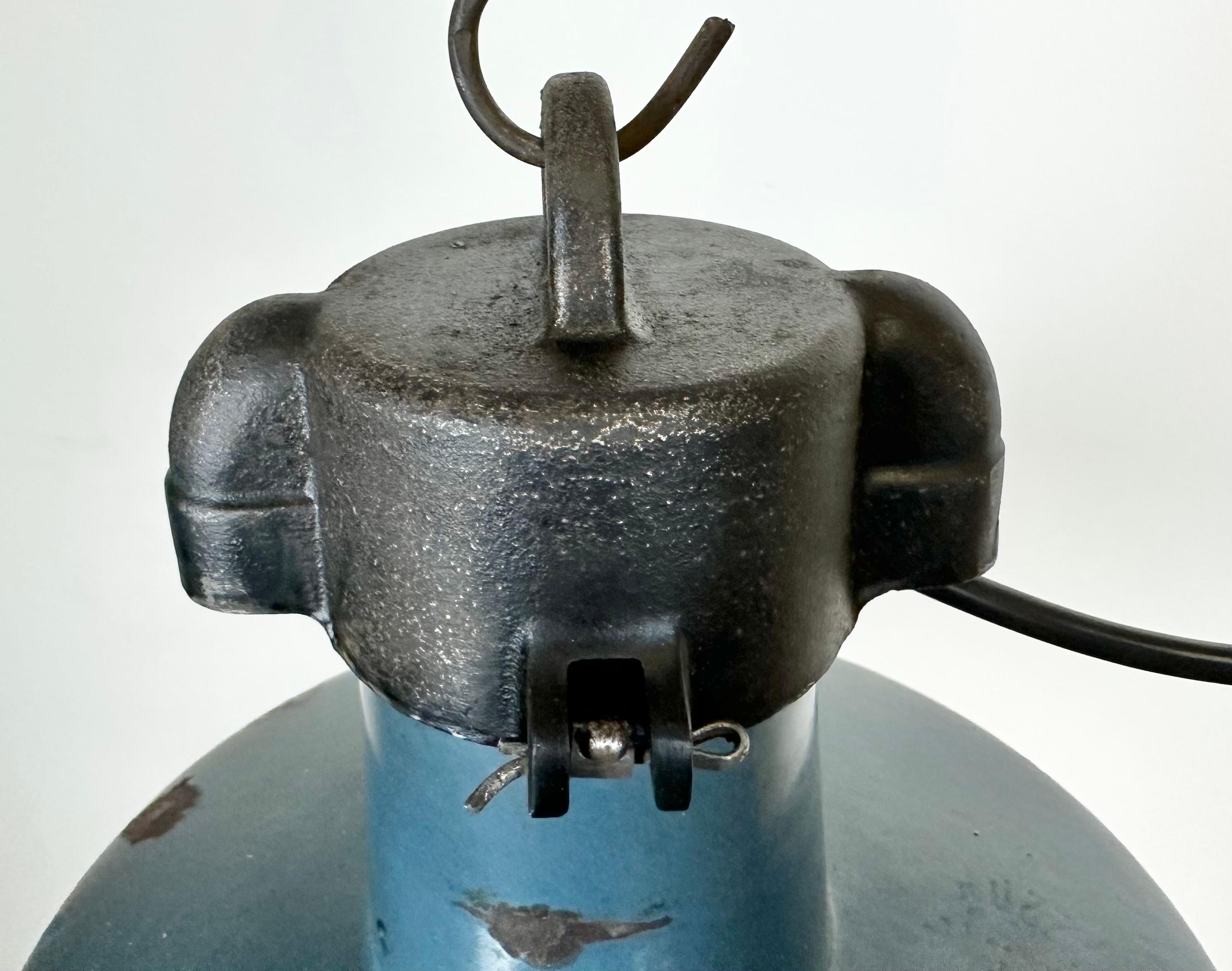 Moulage Lampe d'usine industrielle en émail bleu avec plateau en fonte, années 1960 en vente