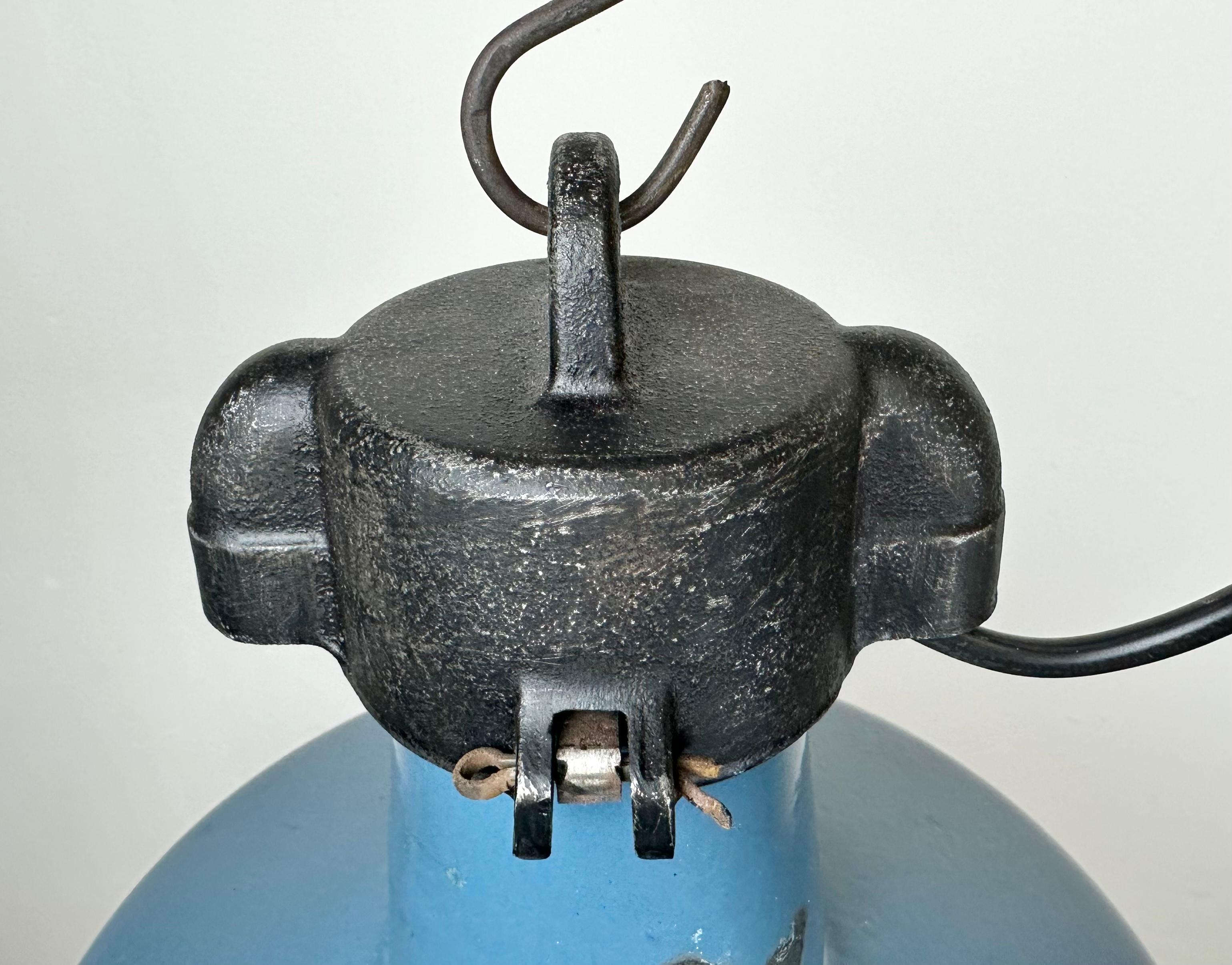Industrielle blaue Emaille-Fabrik-Lampe mit Gusseisenplatte, 1960er Jahre im Zustand „Gut“ im Angebot in Kojetice, CZ