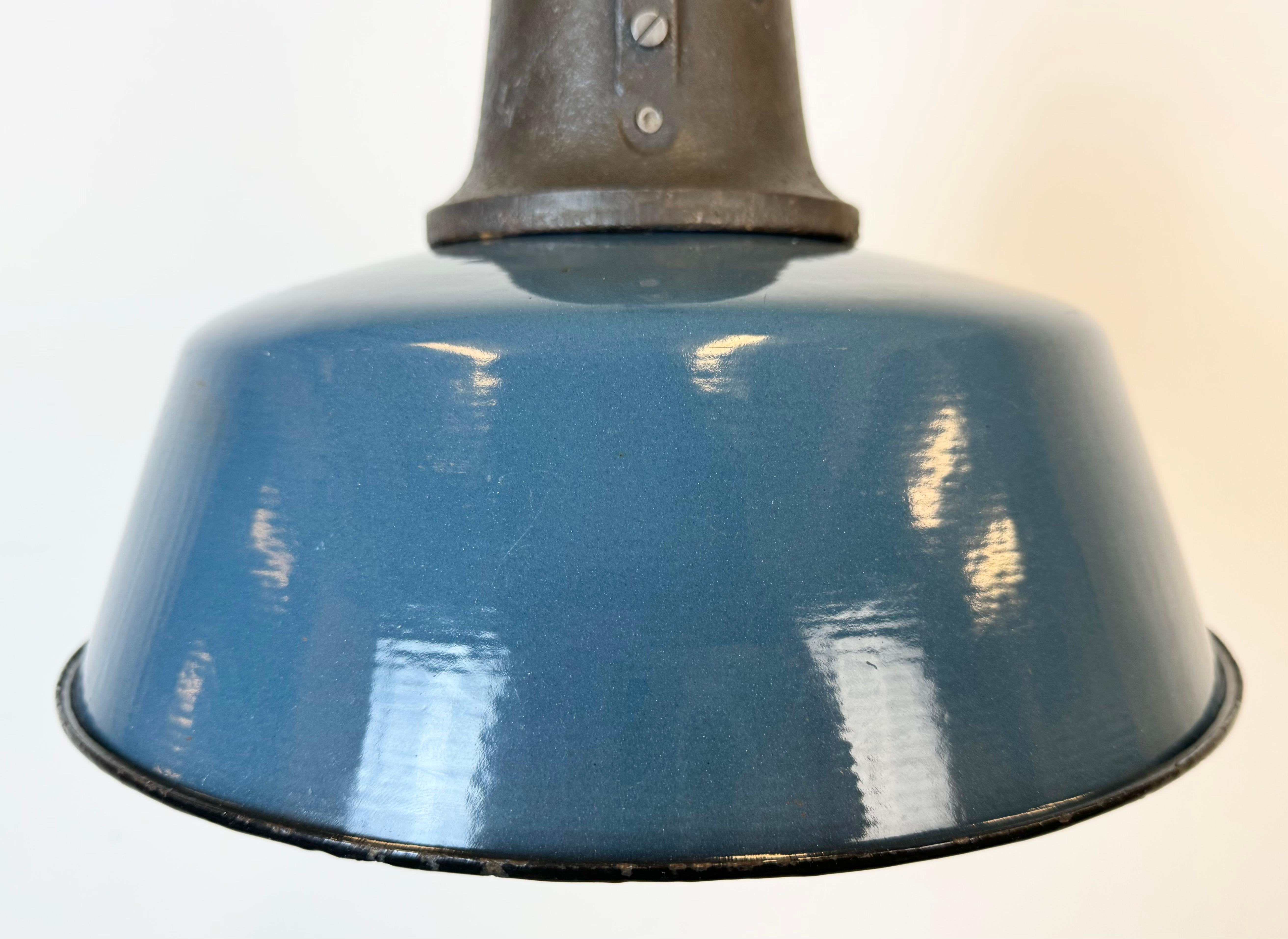 Moulage Lampe d'usine industrielle en émail bleu avec plateau en fonte, années 1960 en vente