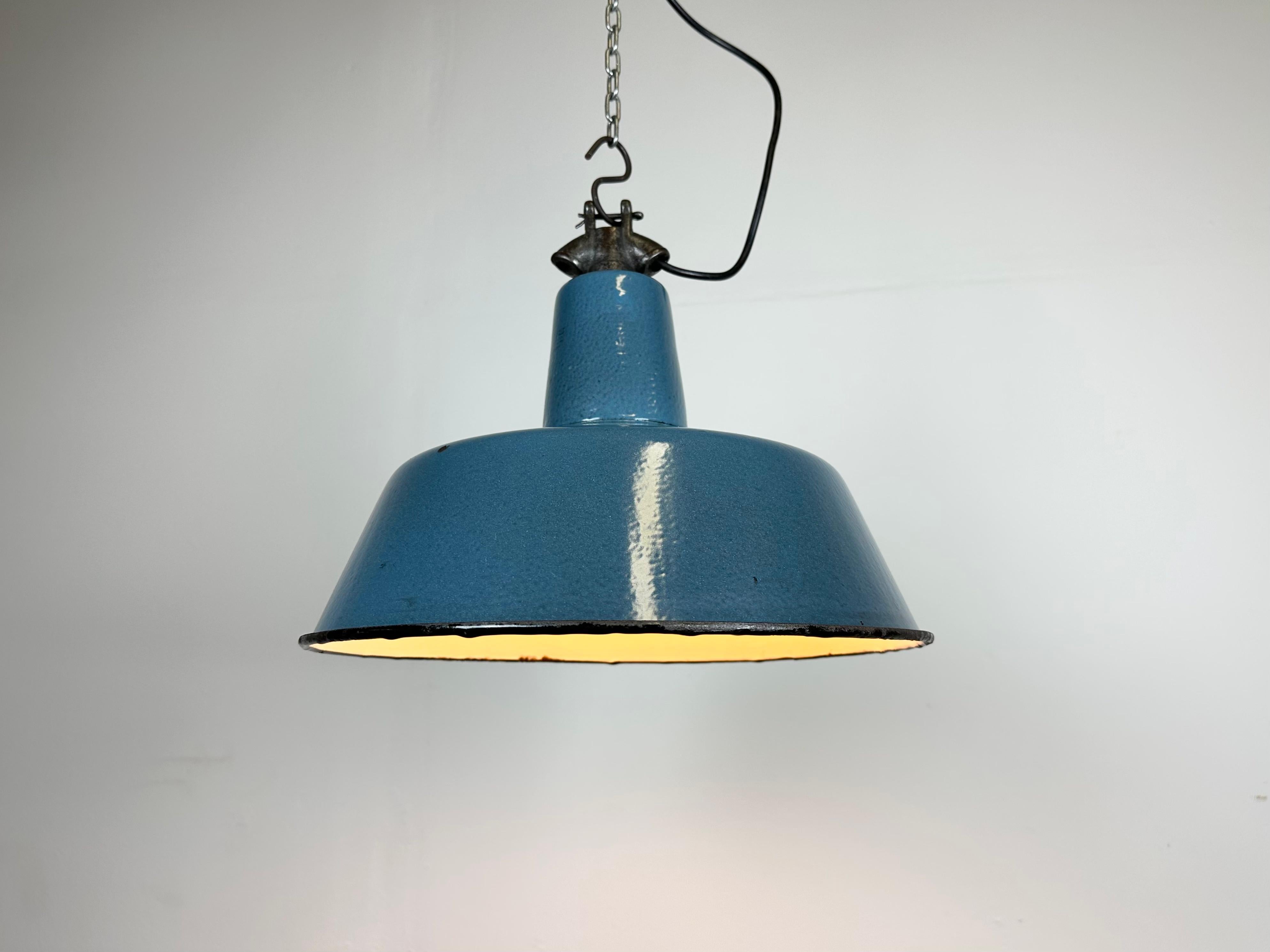 Industrielle blaue Emaille-Fabrik-Lampe mit Gusseisenplatte, 1960er Jahre (20. Jahrhundert) im Angebot