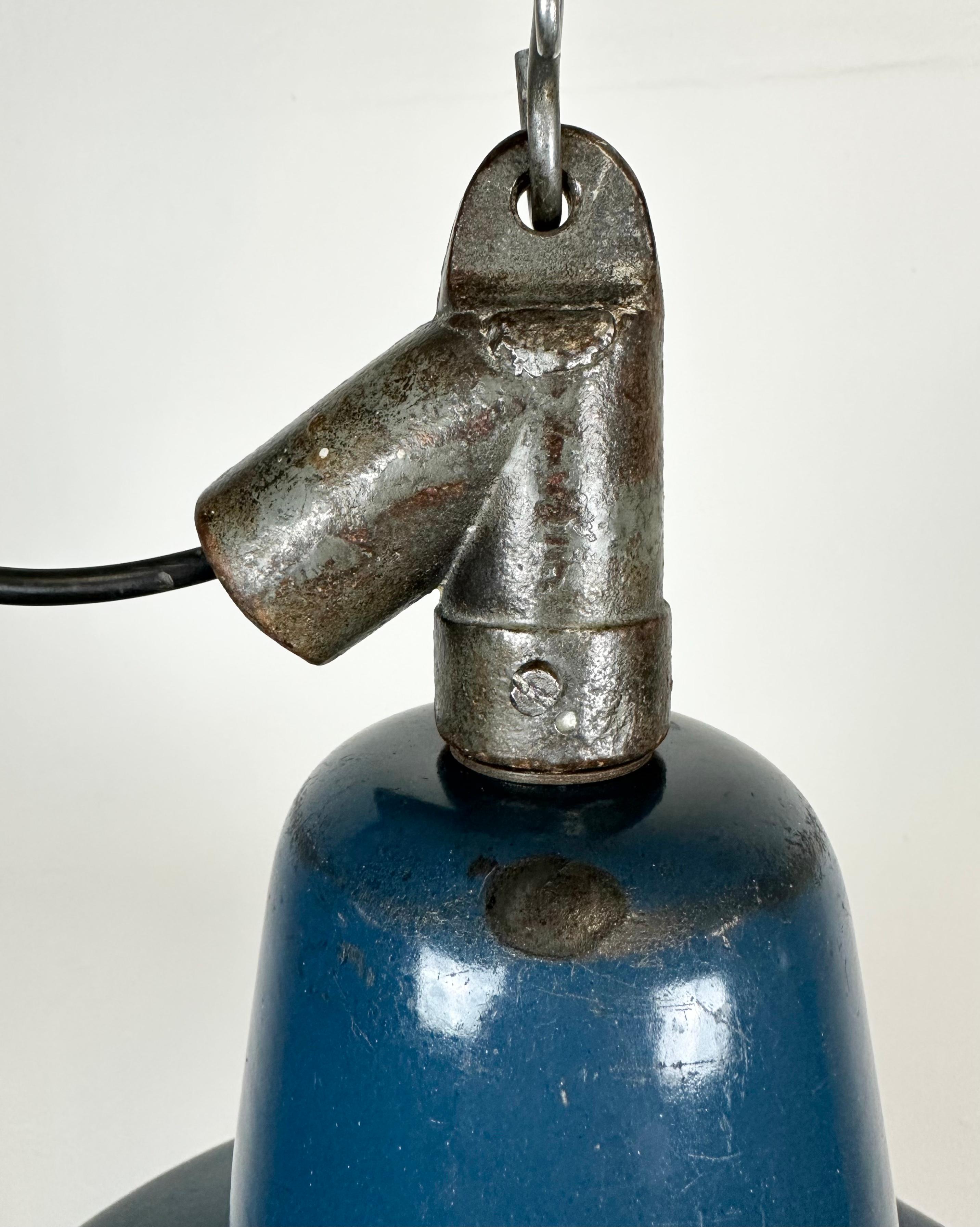 Industrielle blaue Emaille-Fabrik-Lampe mit Gusseisenplatte, 1960er Jahre (20. Jahrhundert) im Angebot