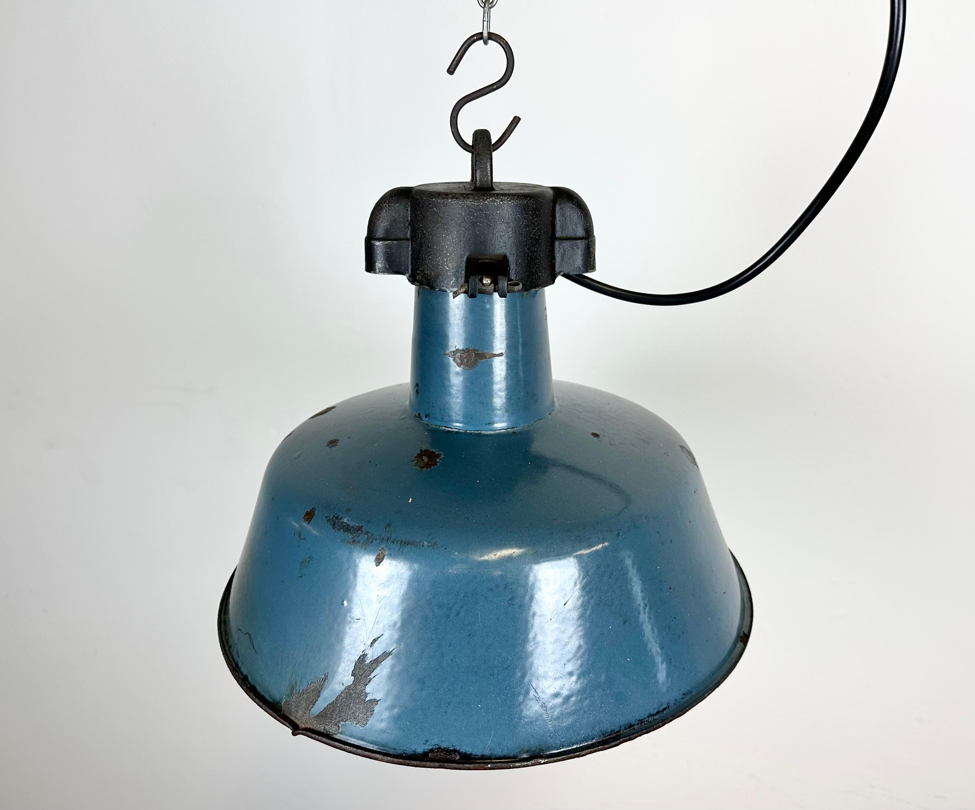 20ième siècle Lampe d'usine industrielle en émail bleu avec plateau en fonte, années 1960 en vente