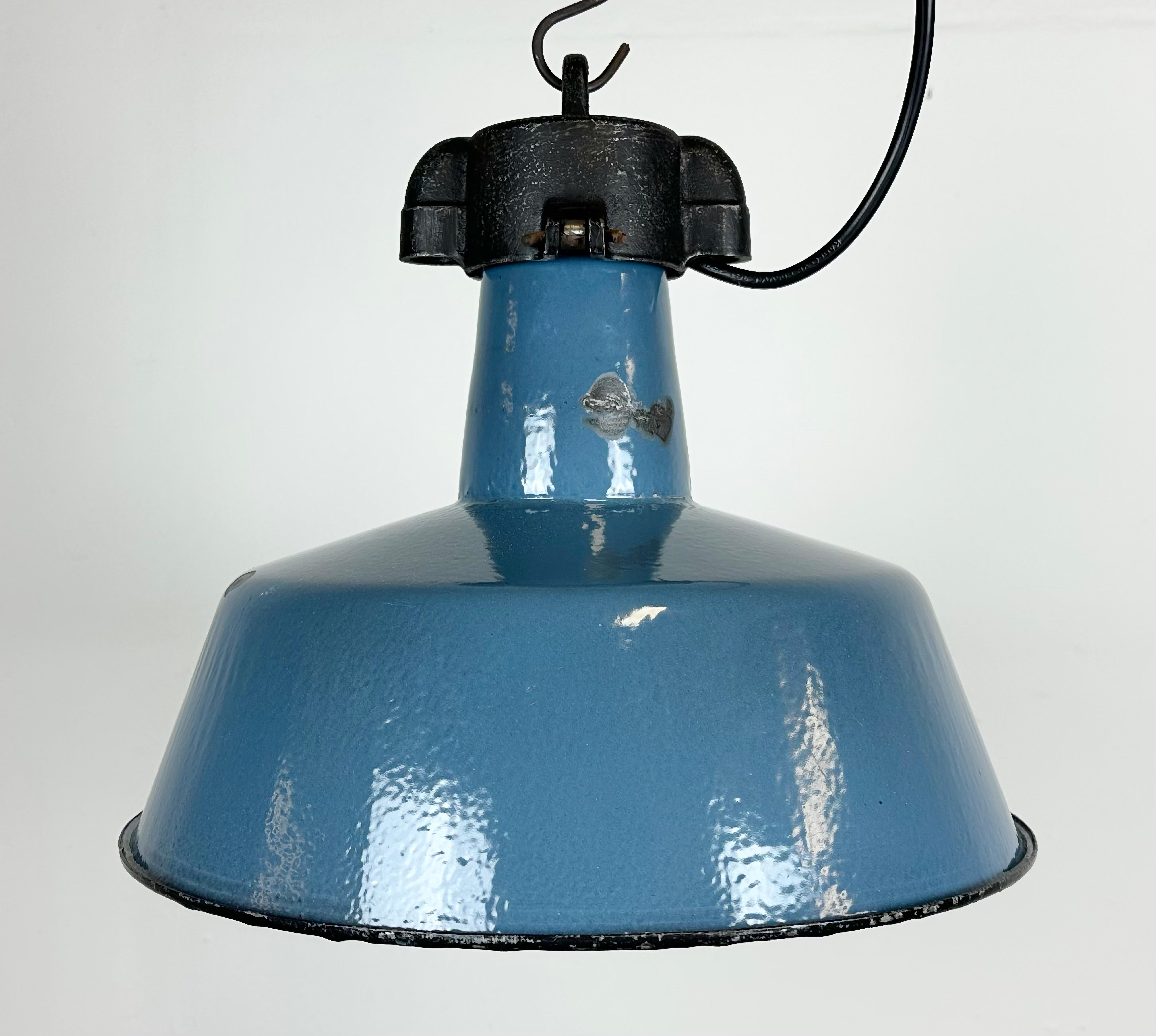 Lampe d'usine industrielle en émail bleu avec plateau en fonte, années 1960 Bon état - En vente à Kojetice, CZ