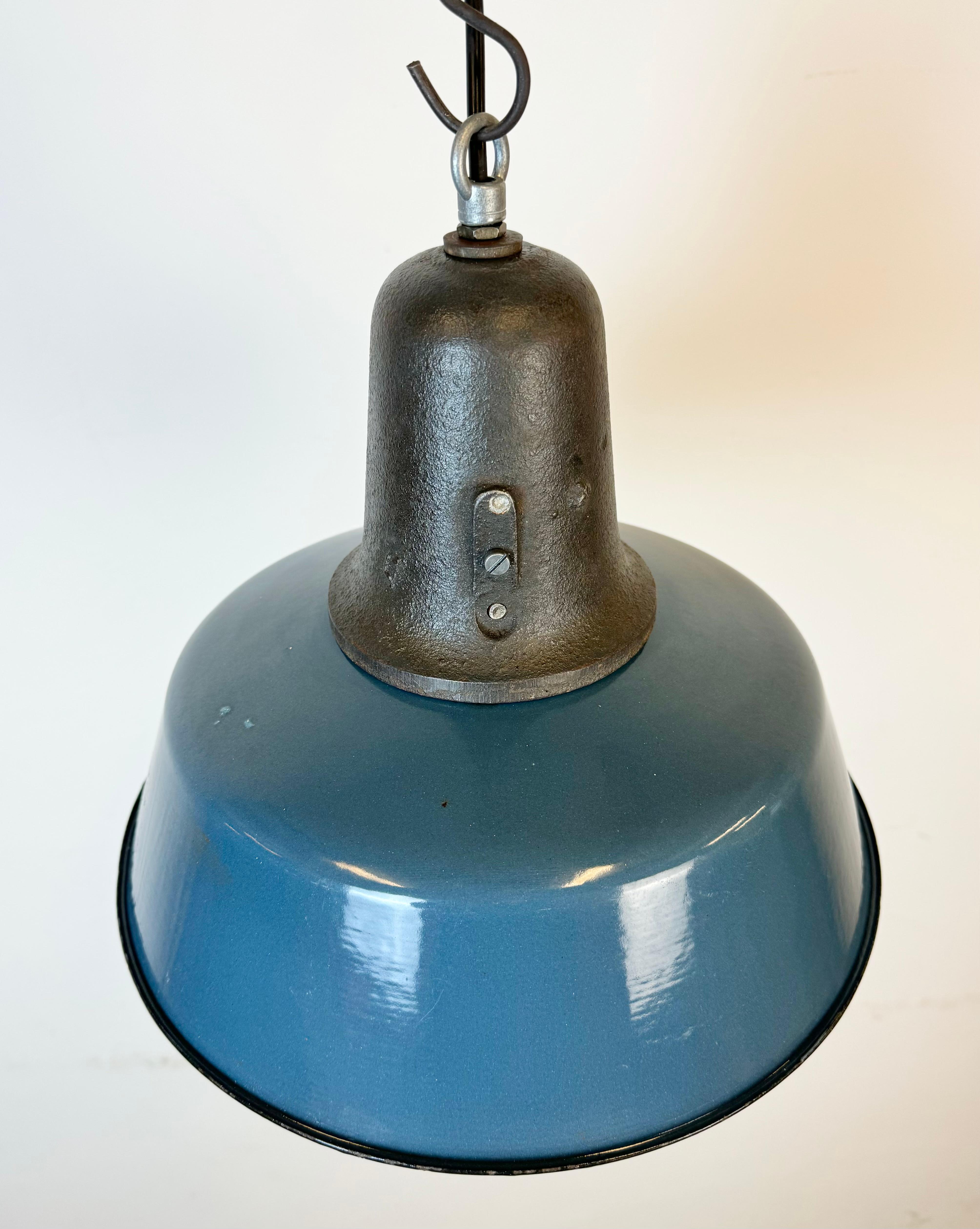 Industrielle blaue Emaille-Fabrik-Lampe mit Gusseisenplatte, 1960er Jahre im Angebot 1