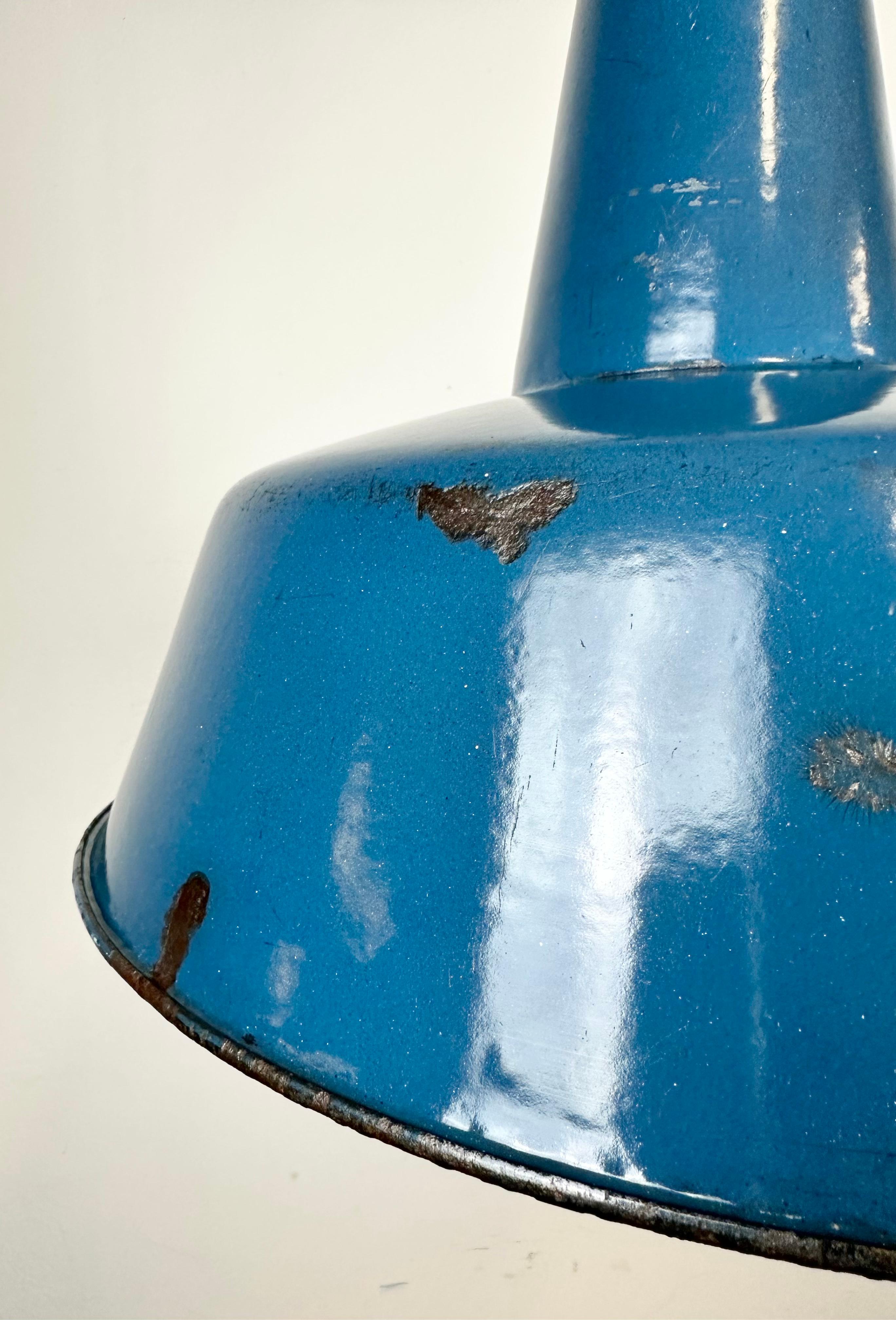 Émail Lampe d'usine industrielle en émail bleu avec plateau en fonte, années 1960 en vente