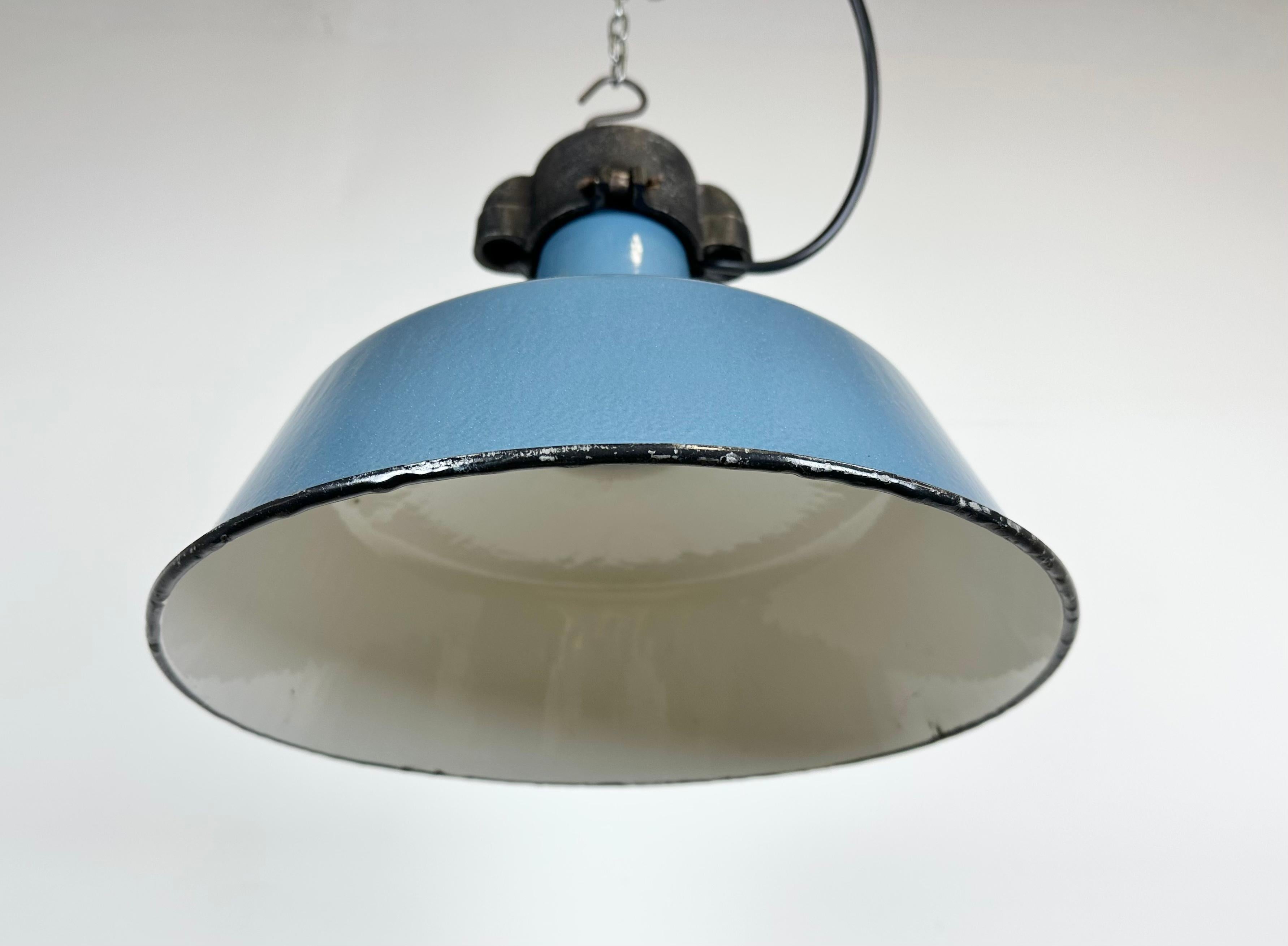 Industrielle blaue Emaille-Fabrik-Lampe mit Gusseisenplatte, 1960er Jahre im Angebot 2