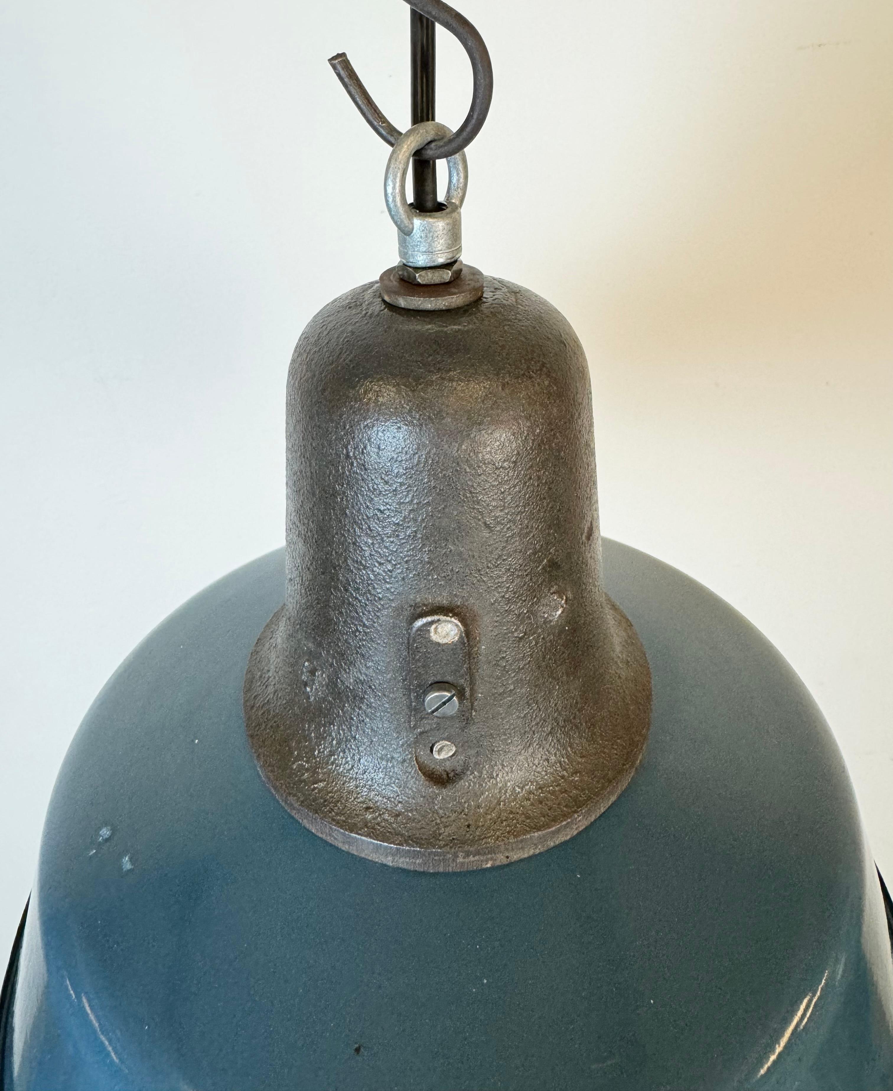 Émail Lampe d'usine industrielle en émail bleu avec plateau en fonte, années 1960 en vente