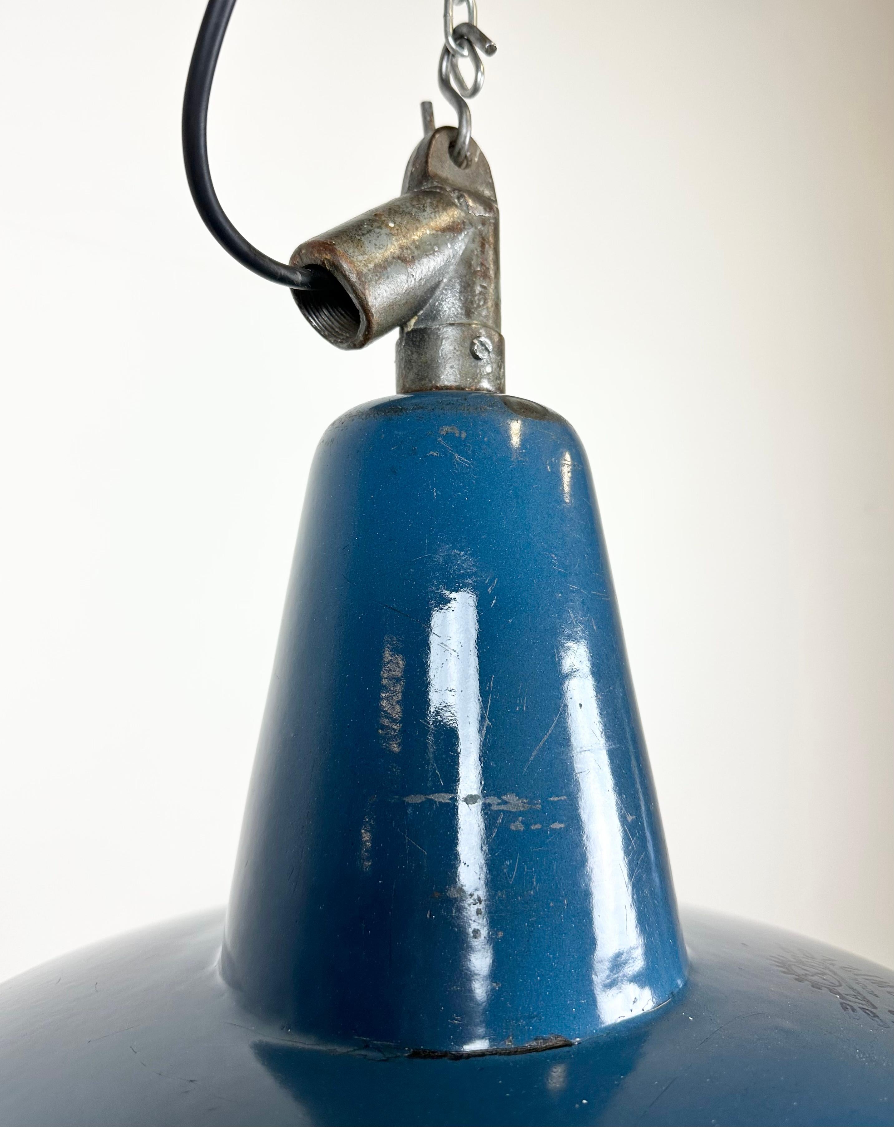 Industrielle blaue Emaille-Fabrik-Lampe mit Gusseisenplatte, 1960er Jahre im Angebot 3