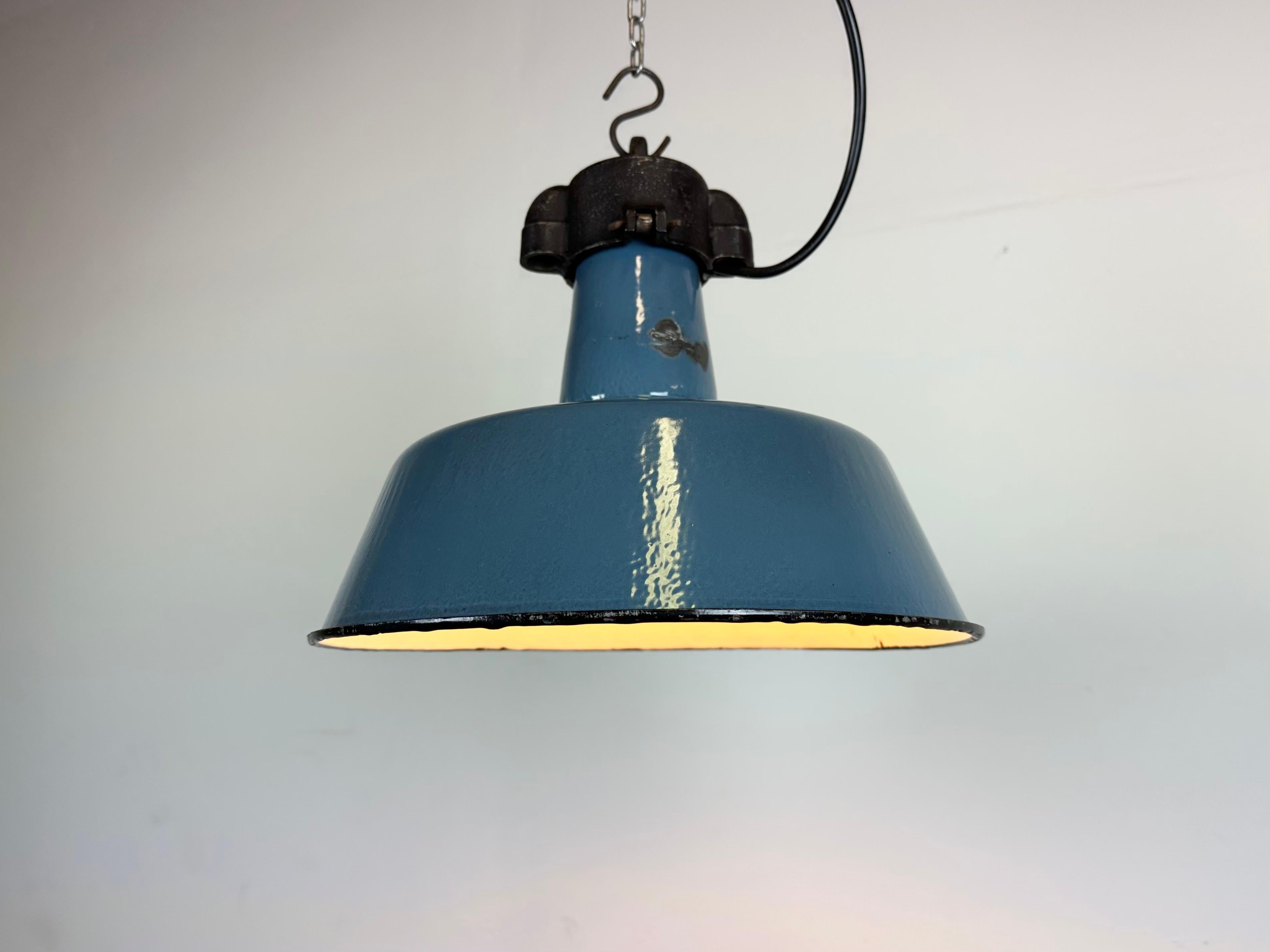 Industrielle blaue Emaille-Fabrik-Lampe mit Gusseisenplatte, 1960er Jahre im Angebot 3