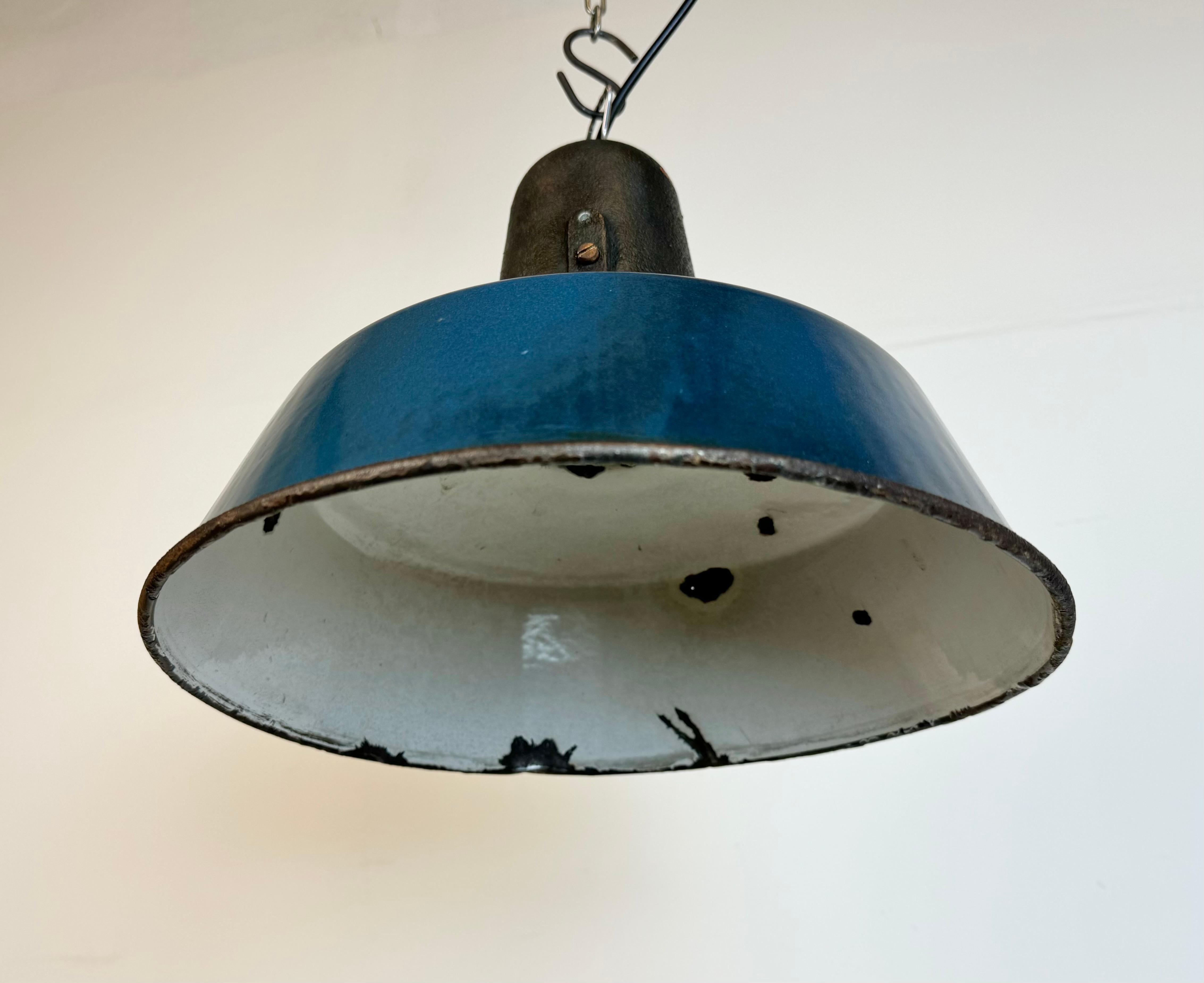 Lampe d'usine industrielle en émail bleu avec plateau en fonte, années 1960 en vente 1