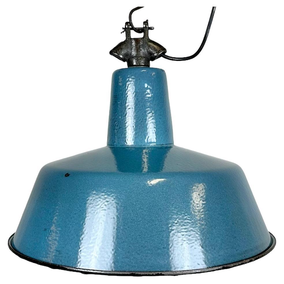 Lampe d'usine industrielle en émail bleu avec plateau en fonte, années 1960 en vente