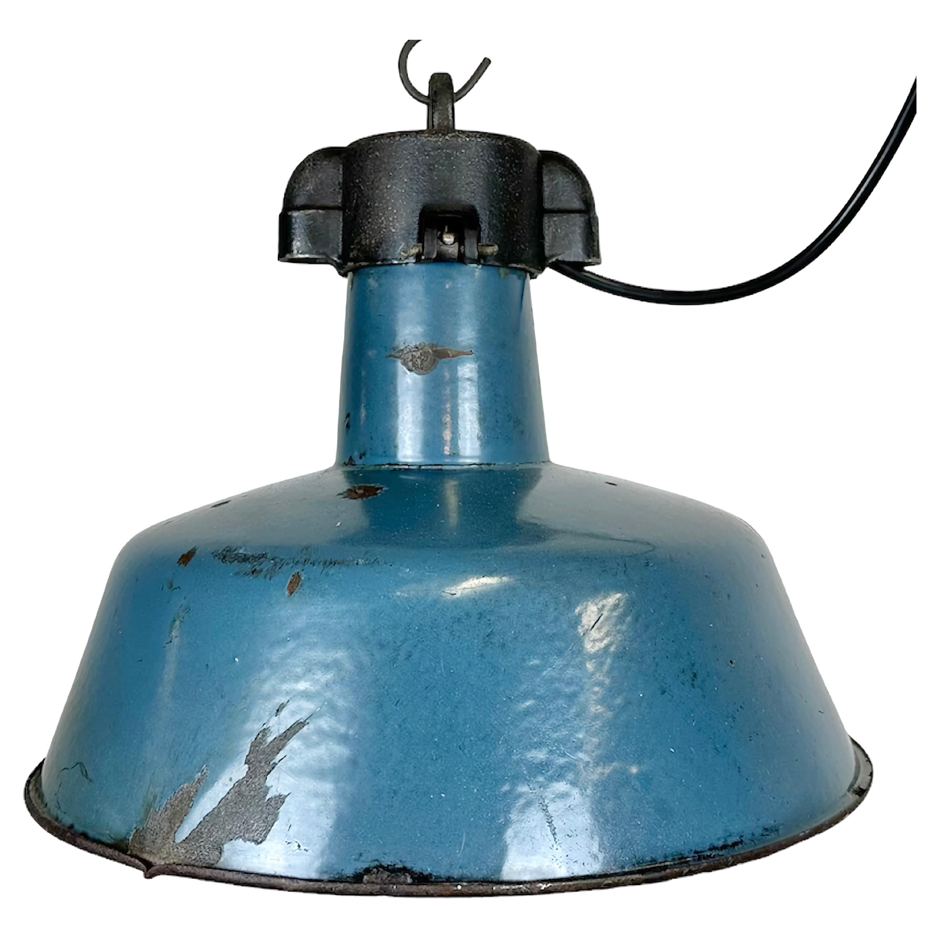 Industrielle blaue Emaille-Fabriklampe mit gusseiserner Platte, 1960er Jahre