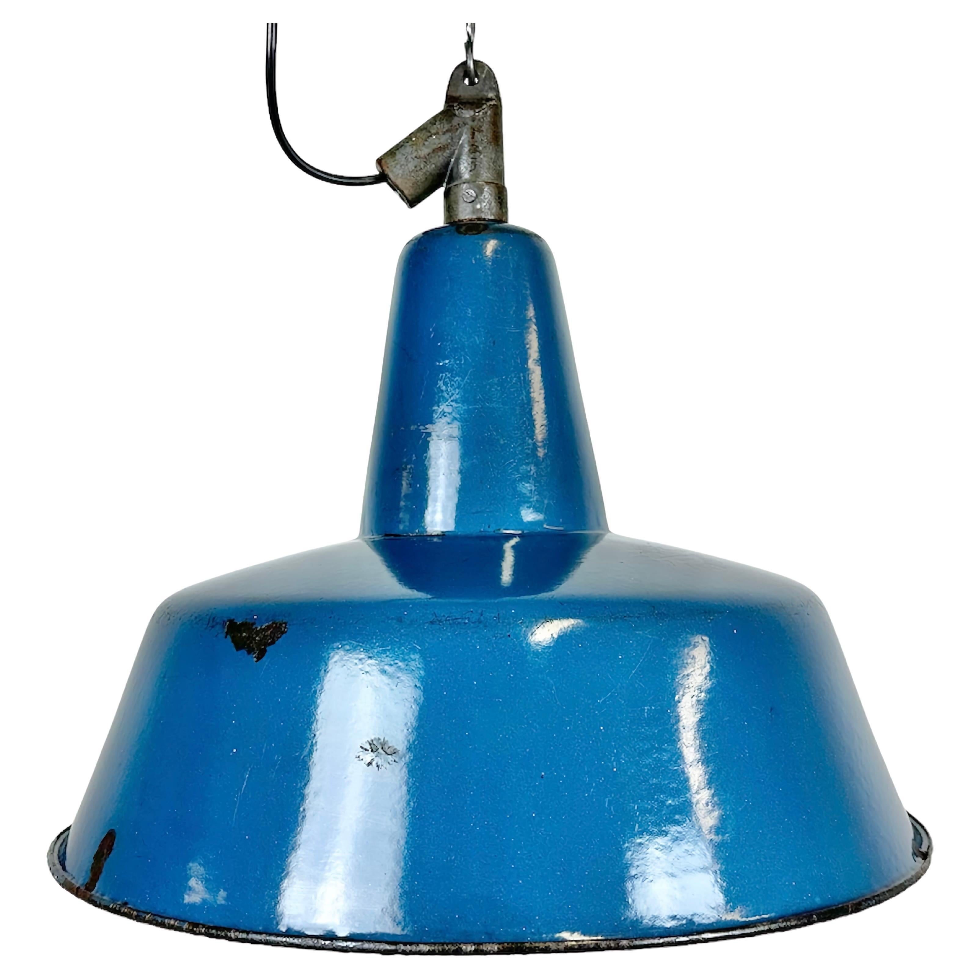Industrielle blaue Emaille-Fabrik-Lampe mit Gusseisenplatte, 1960er Jahre im Angebot