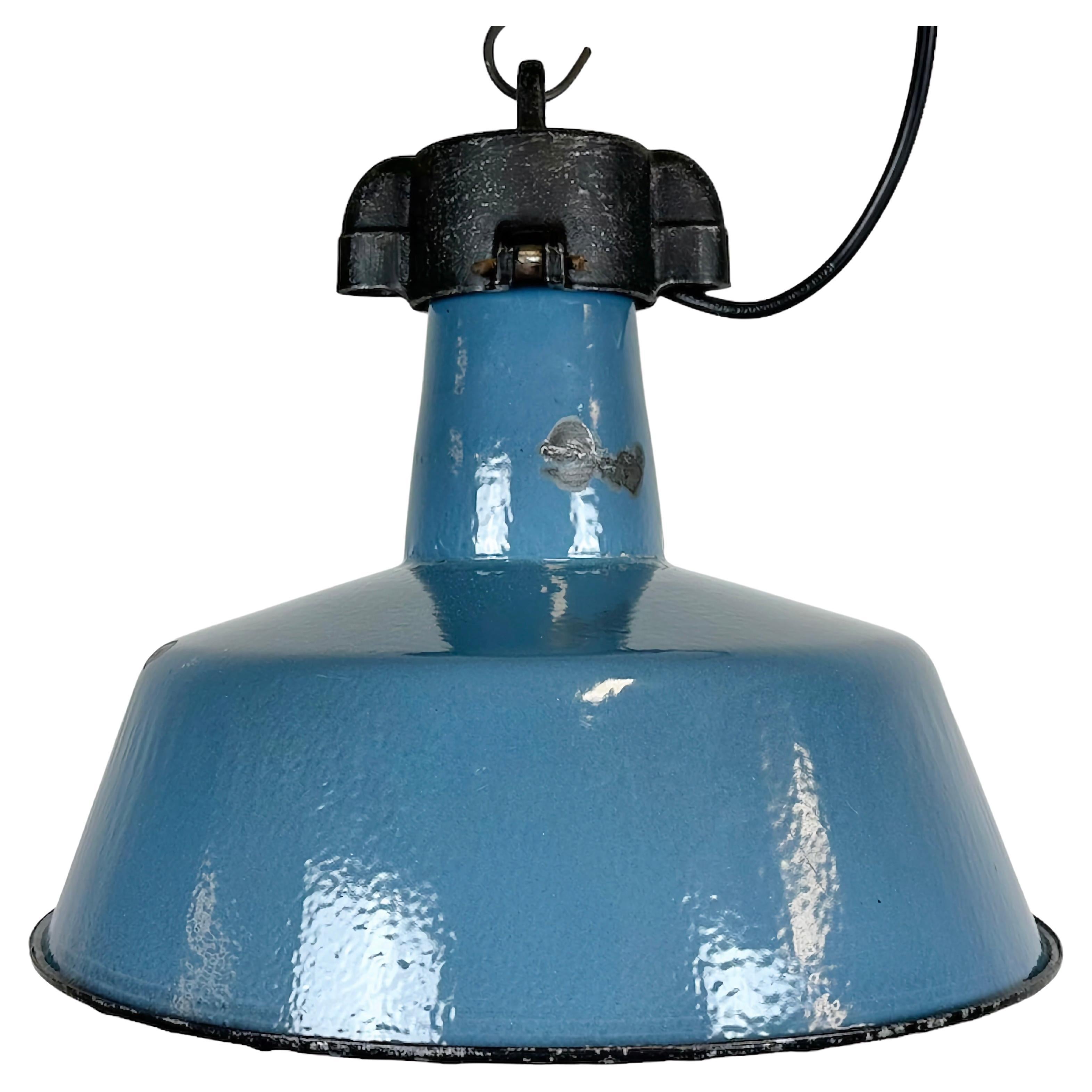 Lampe d'usine industrielle en émail bleu avec plateau en fonte, années 1960 en vente