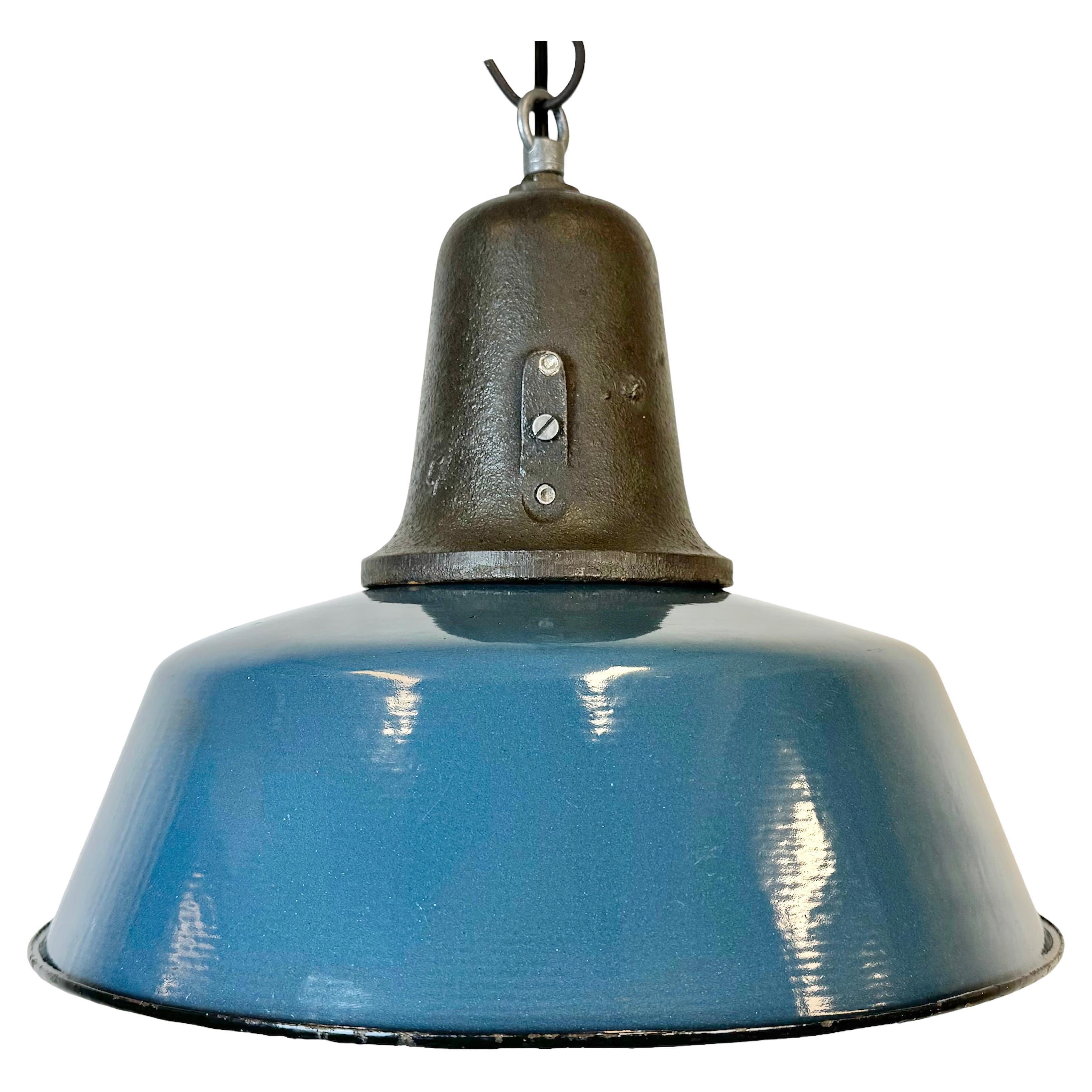 Industrielle blaue Emaille-Fabrik-Lampe mit Gusseisenplatte, 1960er Jahre im Angebot