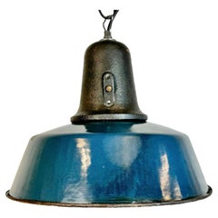 Industrielle blaue Emaille-Fabrik-Lampe mit Gusseisenplatte, 1960er Jahre