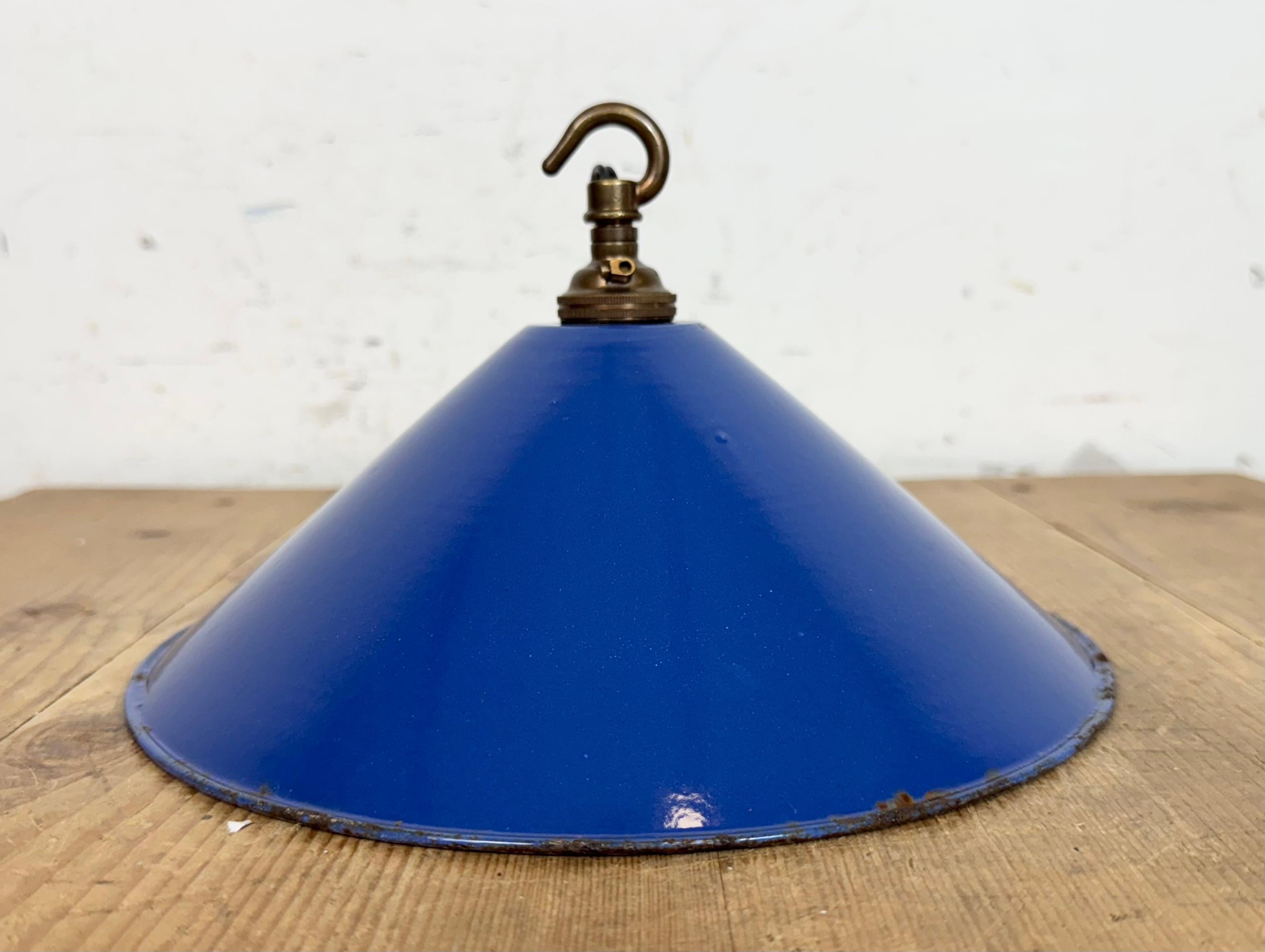Lampe suspendue d'usine industrielle en émail bleu, années 1950 en vente 3