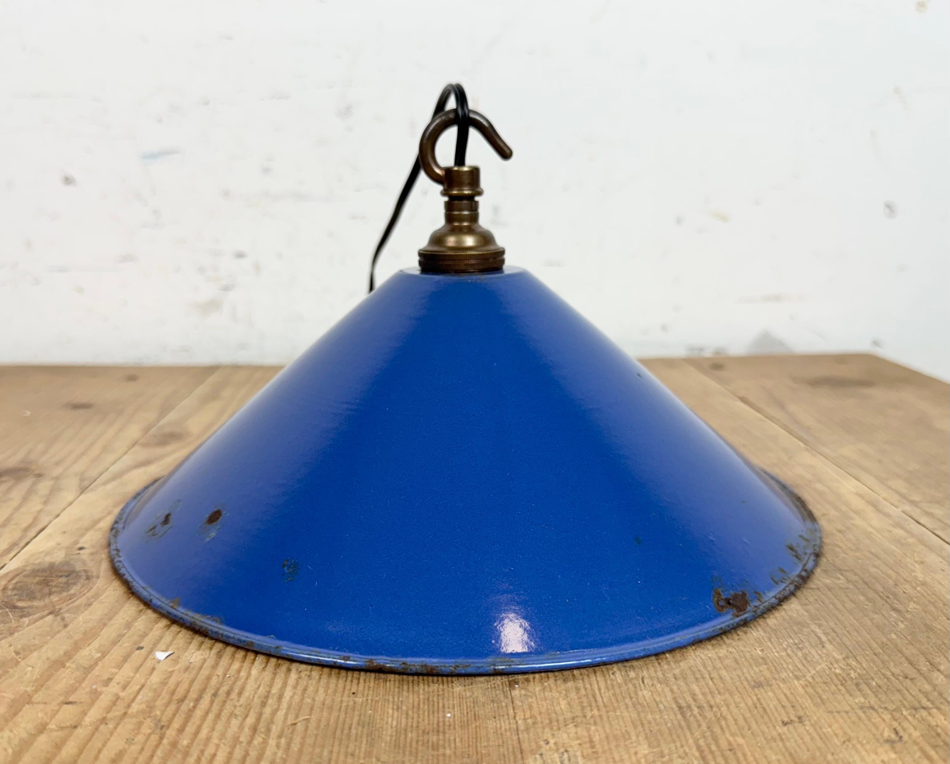 Lampe suspendue d'usine industrielle en émail bleu, années 1950 en vente 3