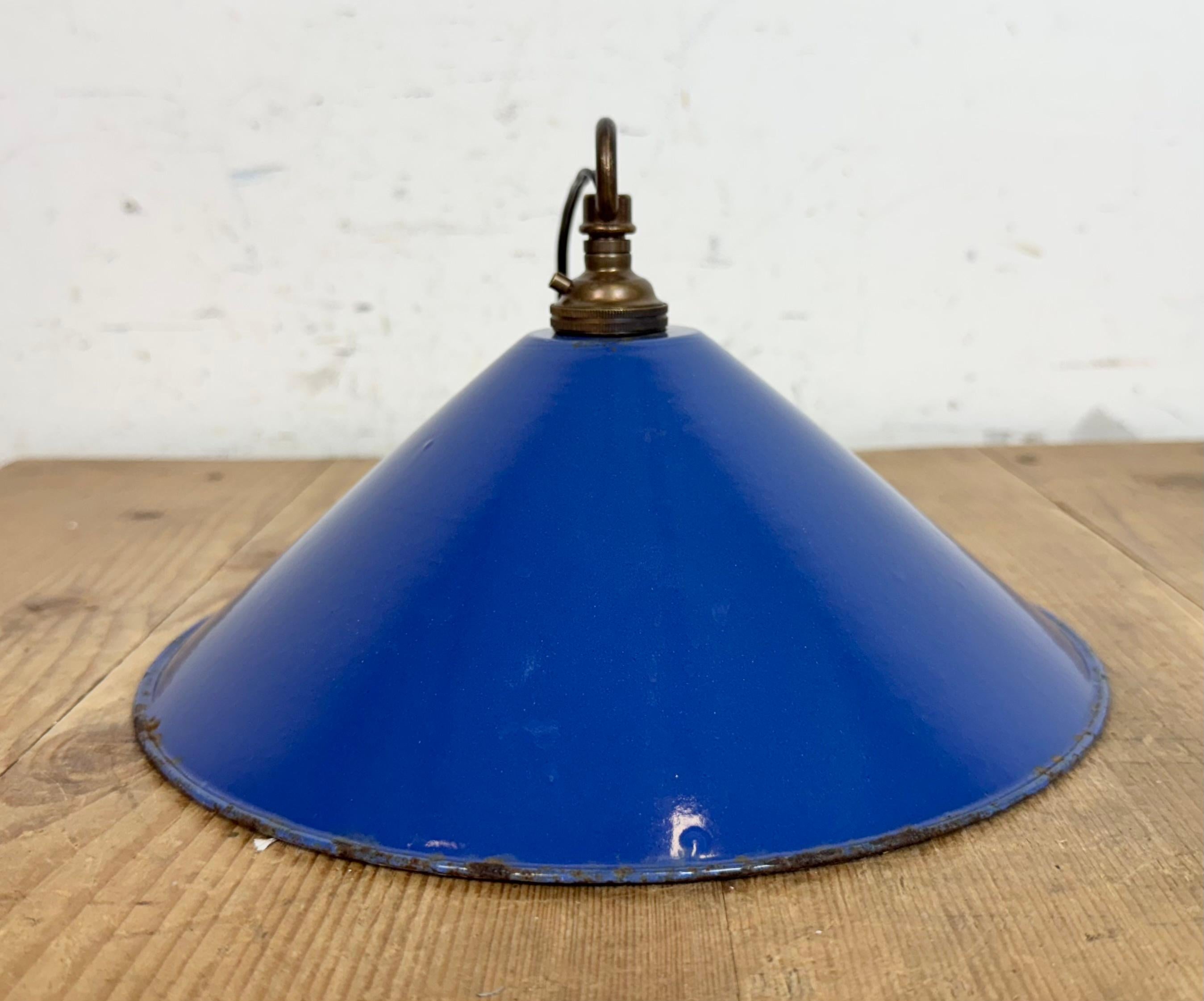 Lampe suspendue d'usine industrielle en émail bleu, années 1950 en vente 4