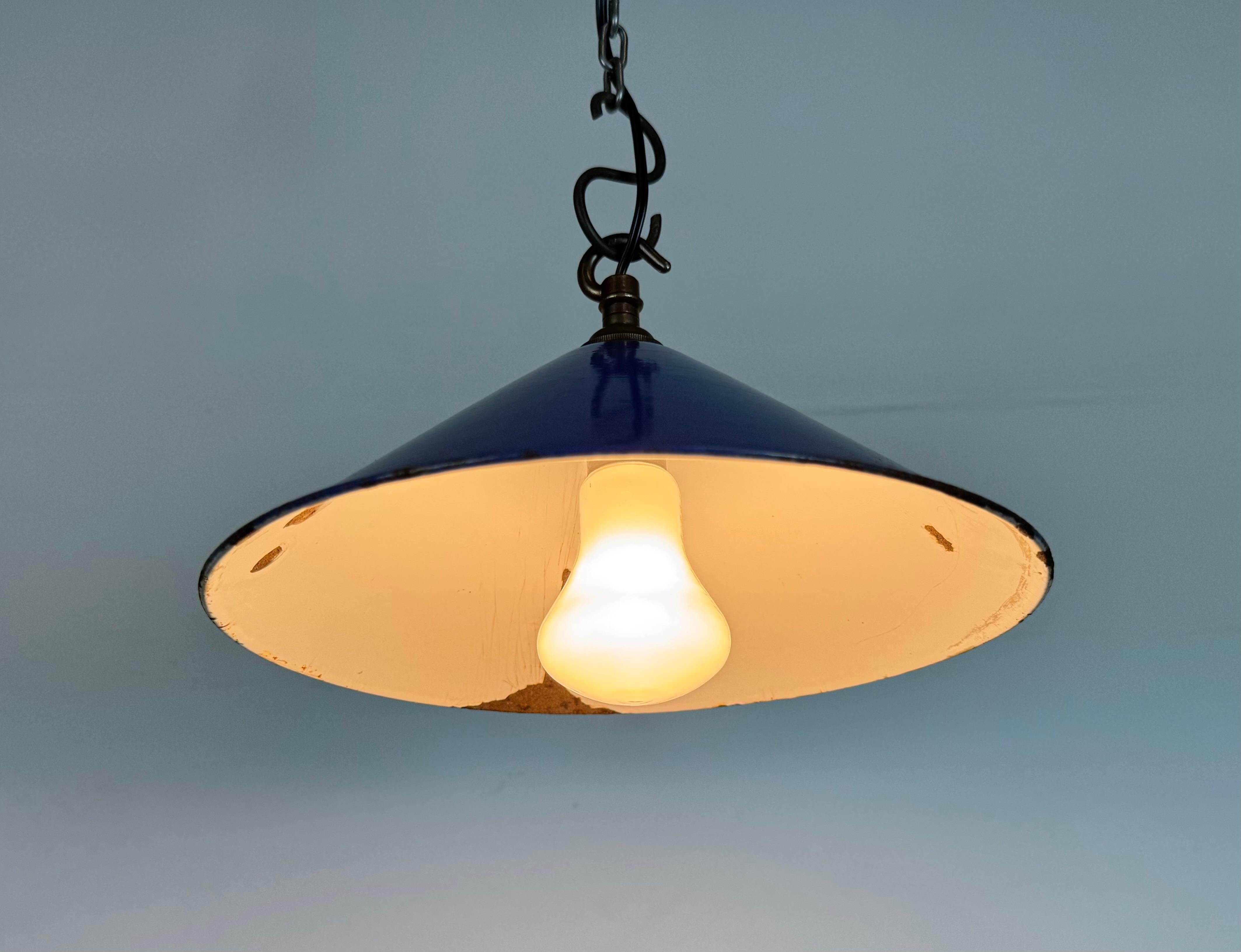 Lampe suspendue d'usine industrielle en émail bleu, années 1950 en vente 4