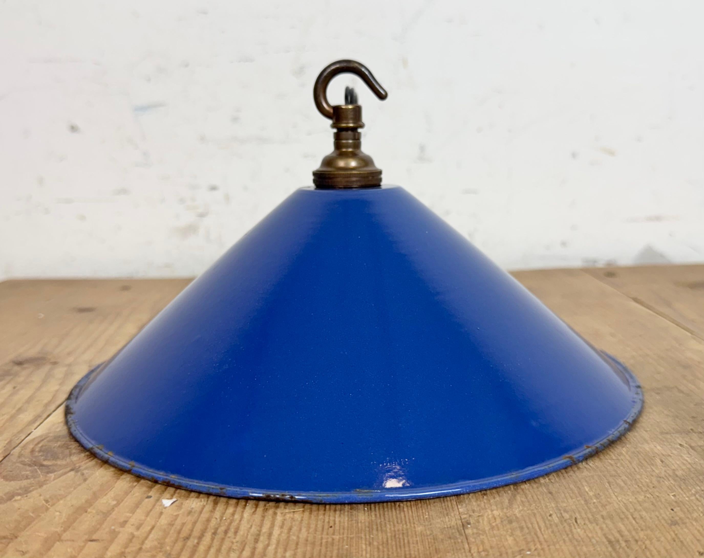 Lampe suspendue d'usine industrielle en émail bleu, années 1950 en vente 5