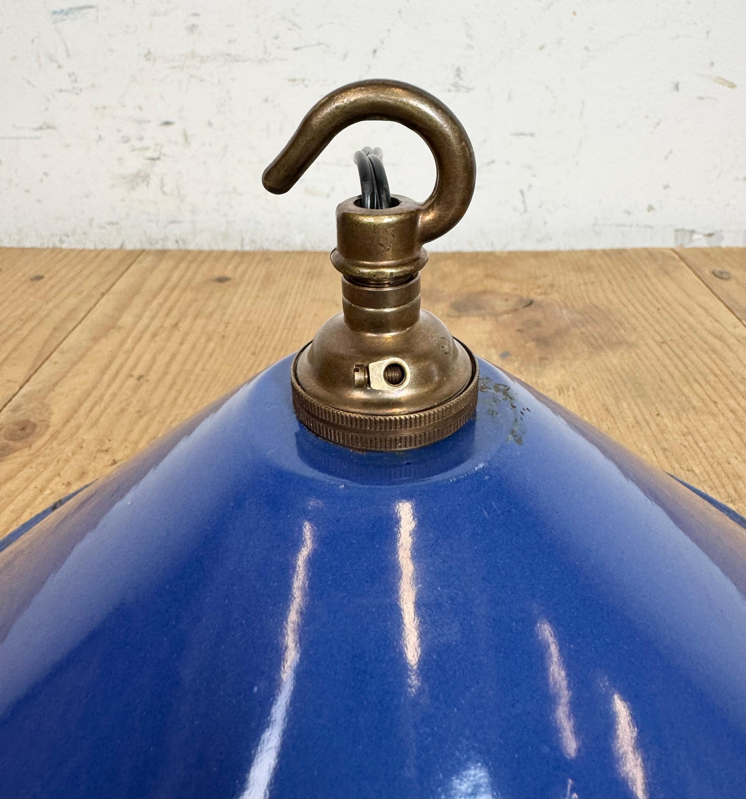 Lampe suspendue d'usine industrielle en émail bleu, années 1950 en vente 6